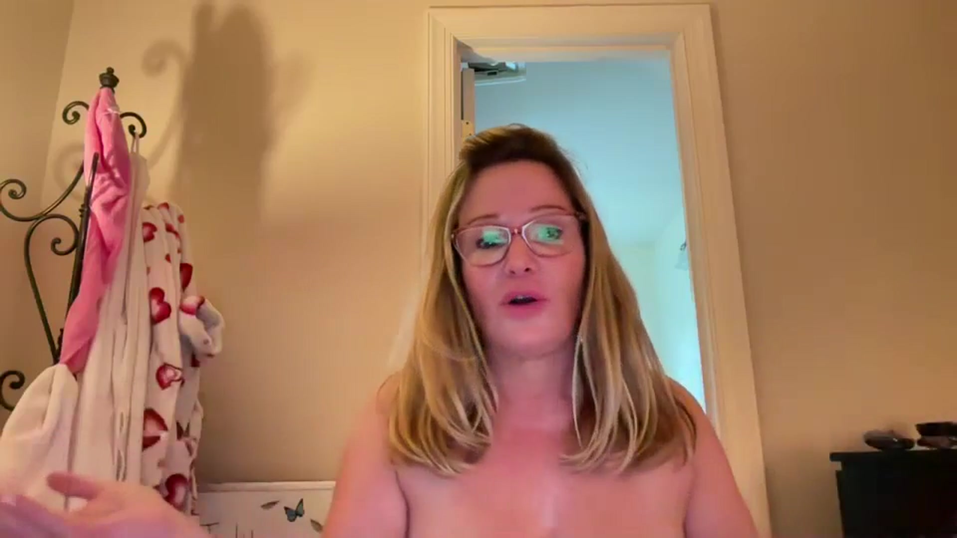 Gallery image thumbnail from Milf_Goddess's myfreecams stream on, 07/21/2024, 13:01 image 7 of 20