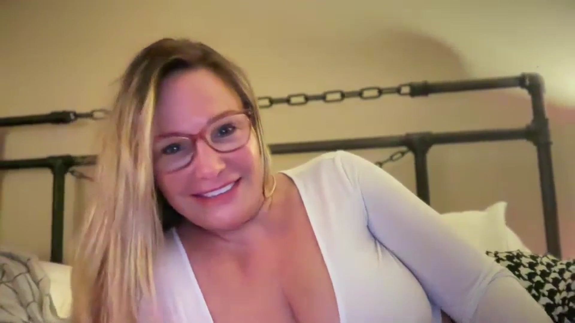 Gallery image thumbnail from Milf_Goddess's myfreecams stream on, 09/13/2024, 11:38 image 12 of 20