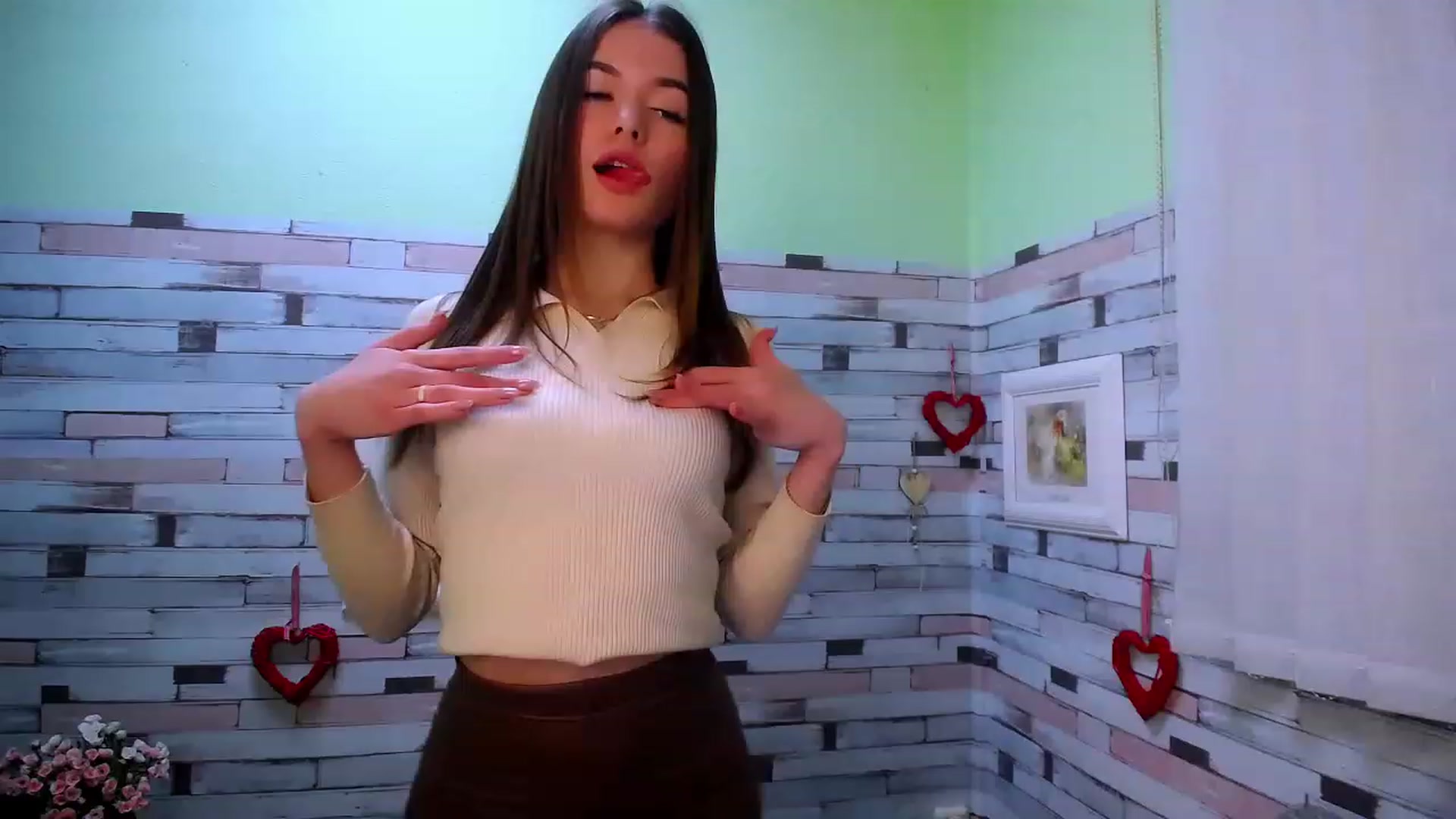 Gallery image thumbnail from Mili_Sky_'s myfreecams stream on, 12/04/2022, 13:05 image 15 of 20