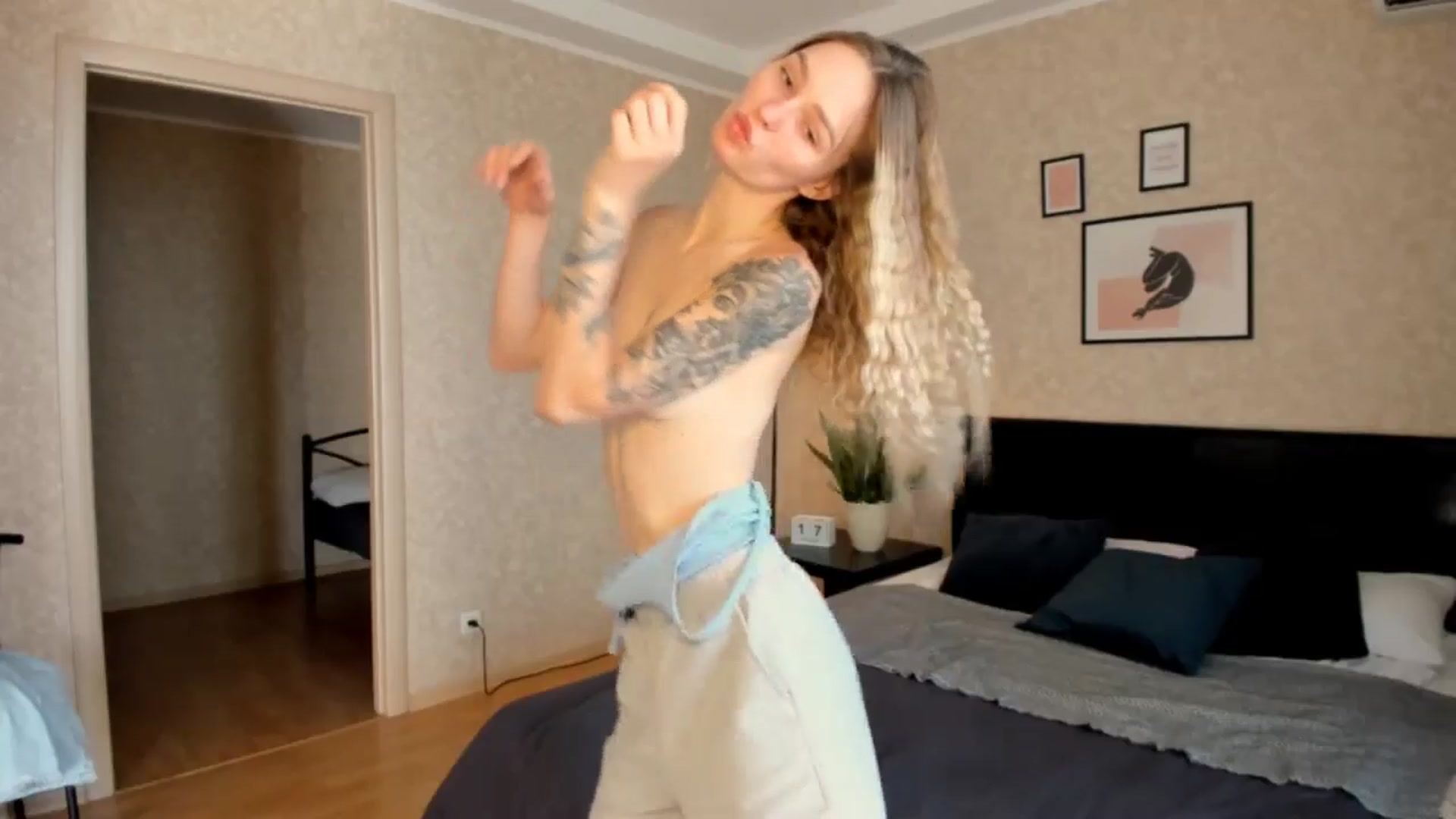 Gallery image thumbnail from Miliain's myfreecams stream on, 08/17/2025, 14:33 image 12 of 20
