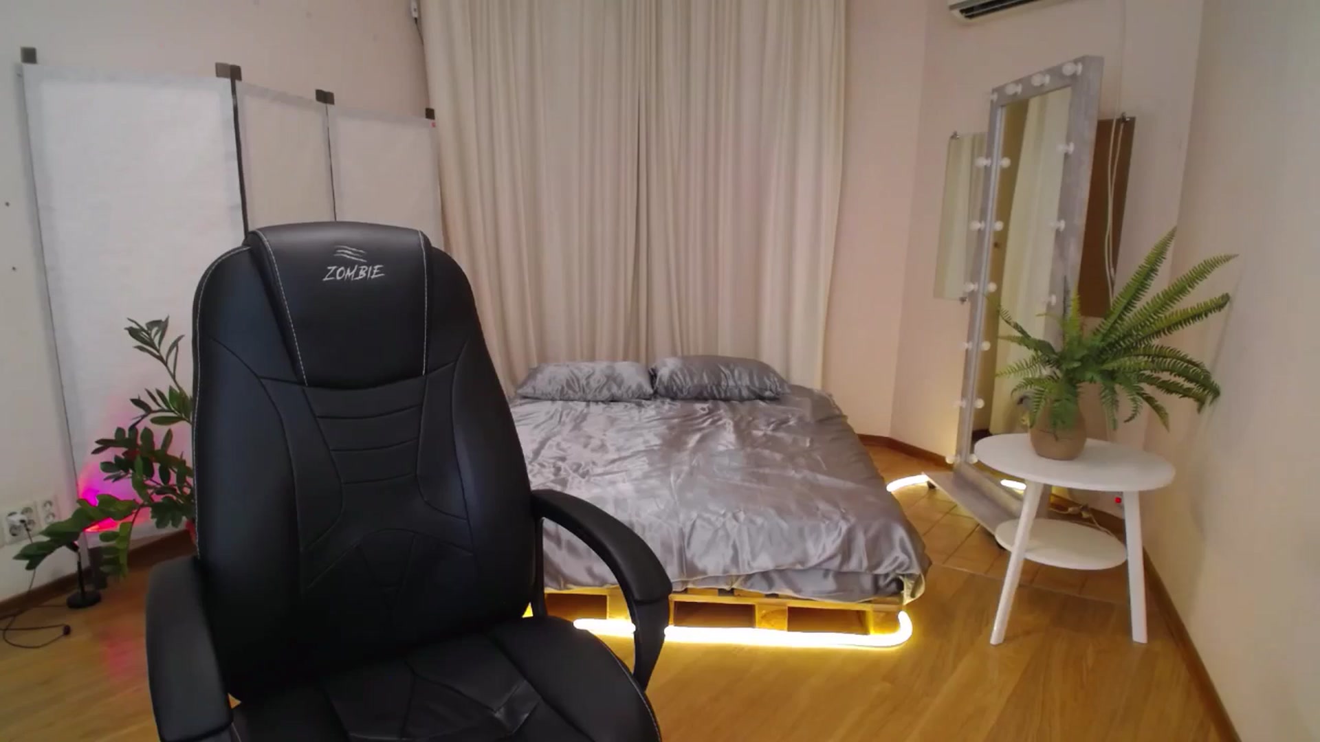 Gallery image thumbnail from Milim_Nava's myfreecams stream on, 06/15/2025, 20:21 image 16 of 20