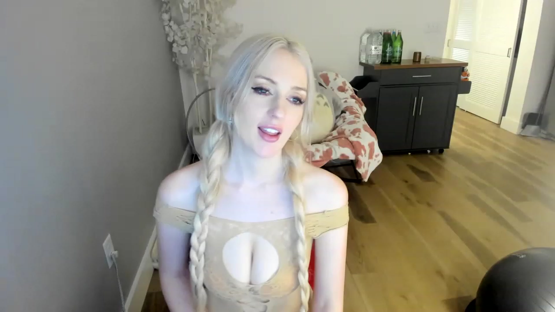 Gallery image thumbnail from MilkCockDomme's myfreecams stream on, 12/08/2022, 07:59 image 14 of 20