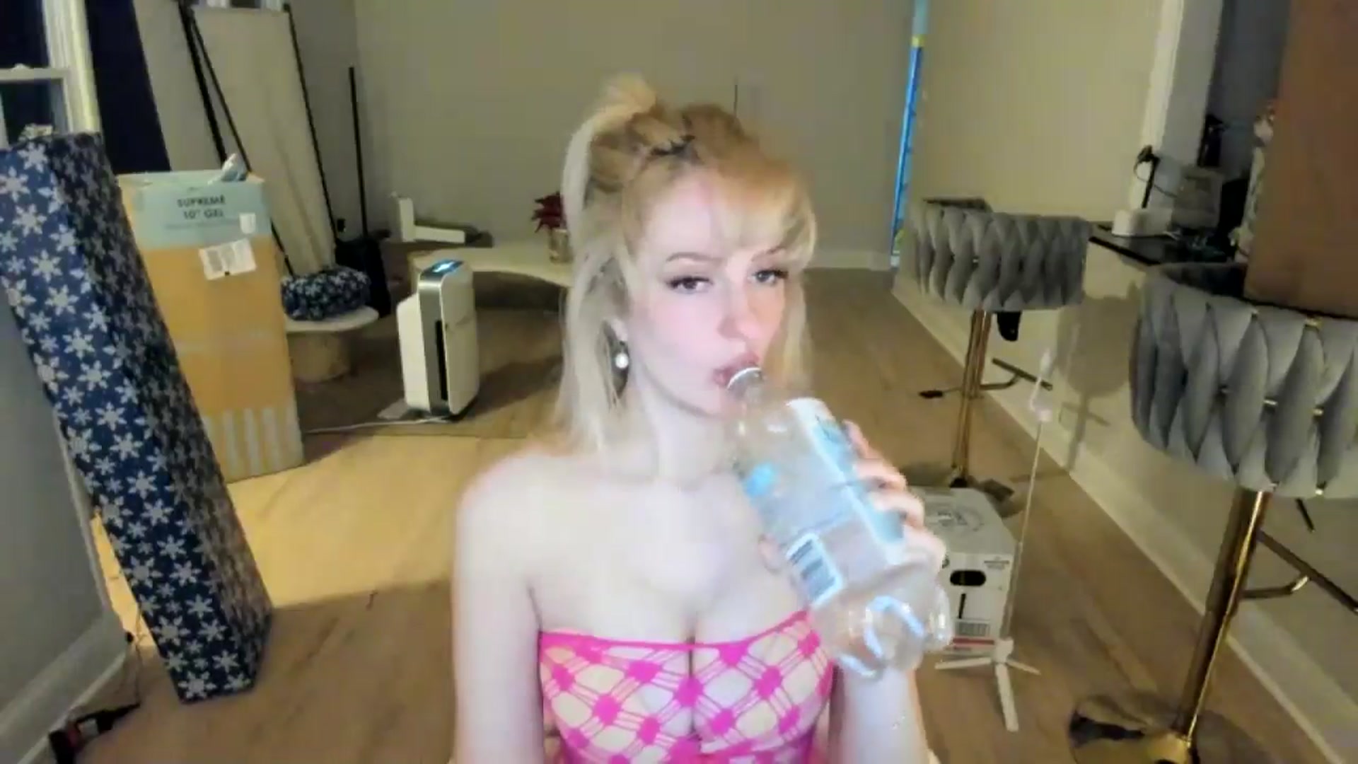 Gallery image thumbnail from Milk_Milk's myfreecams stream on, 12/19/2024, 06:18 image 10 of 20