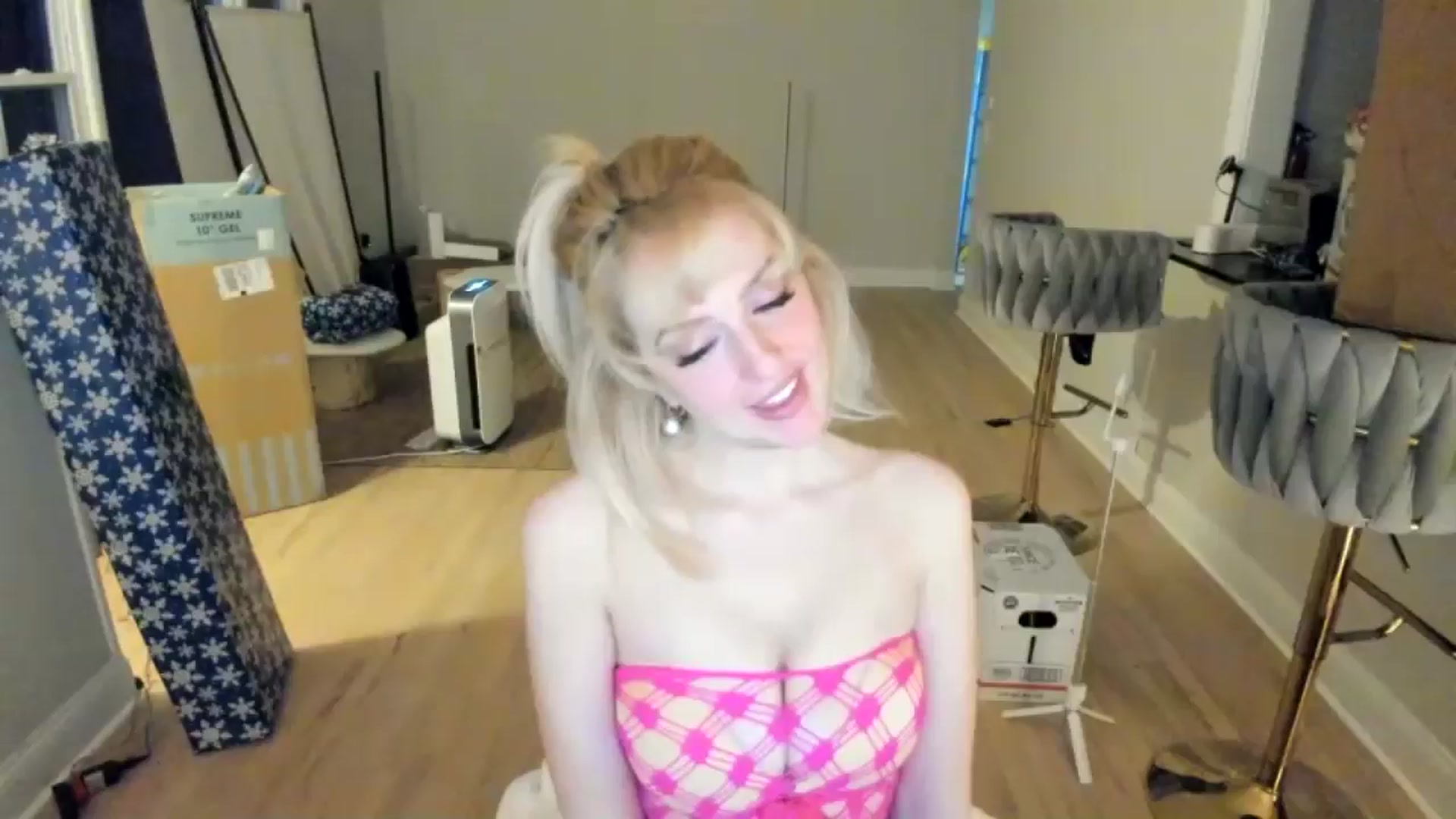 Gallery image thumbnail from Milk_Milk's myfreecams stream on, 12/19/2024, 06:18 image 1 of 20