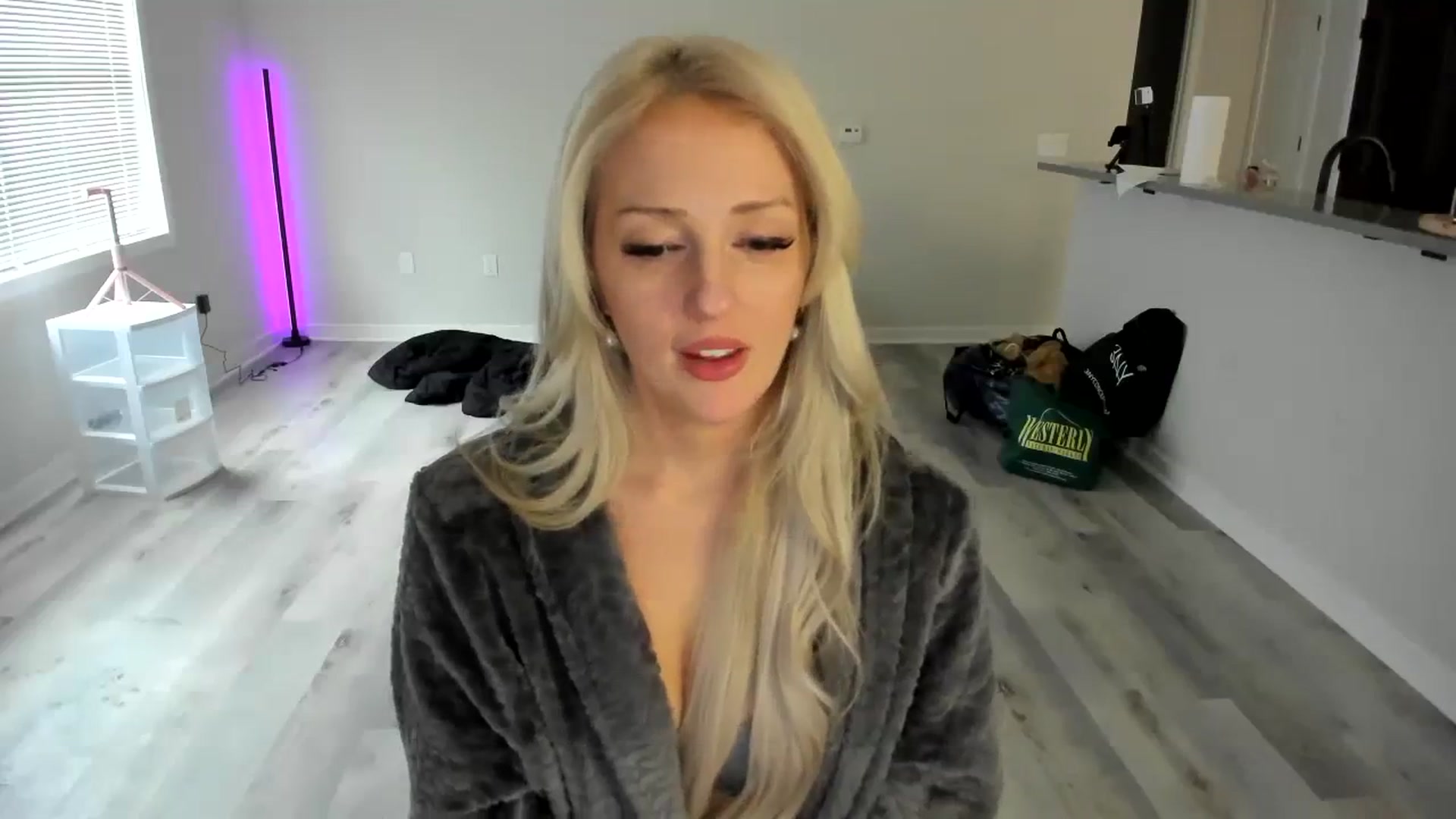 Gallery image thumbnail from Milk_Party's myfreecams stream on, 04/10/2024, 17:17 image 14 of 20