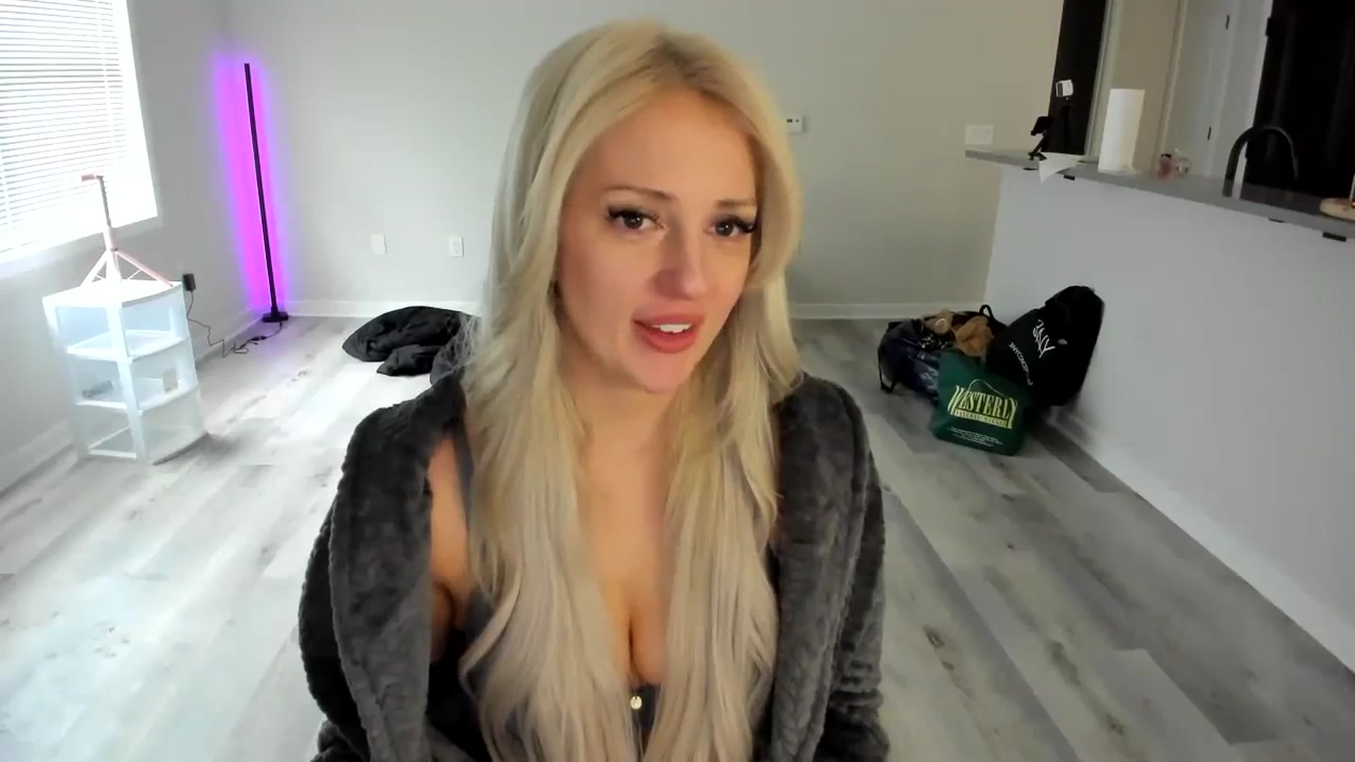 Gallery image thumbnail from Milk_Party's myfreecams stream on, 04/10/2024, 17:17 image 9 of 20