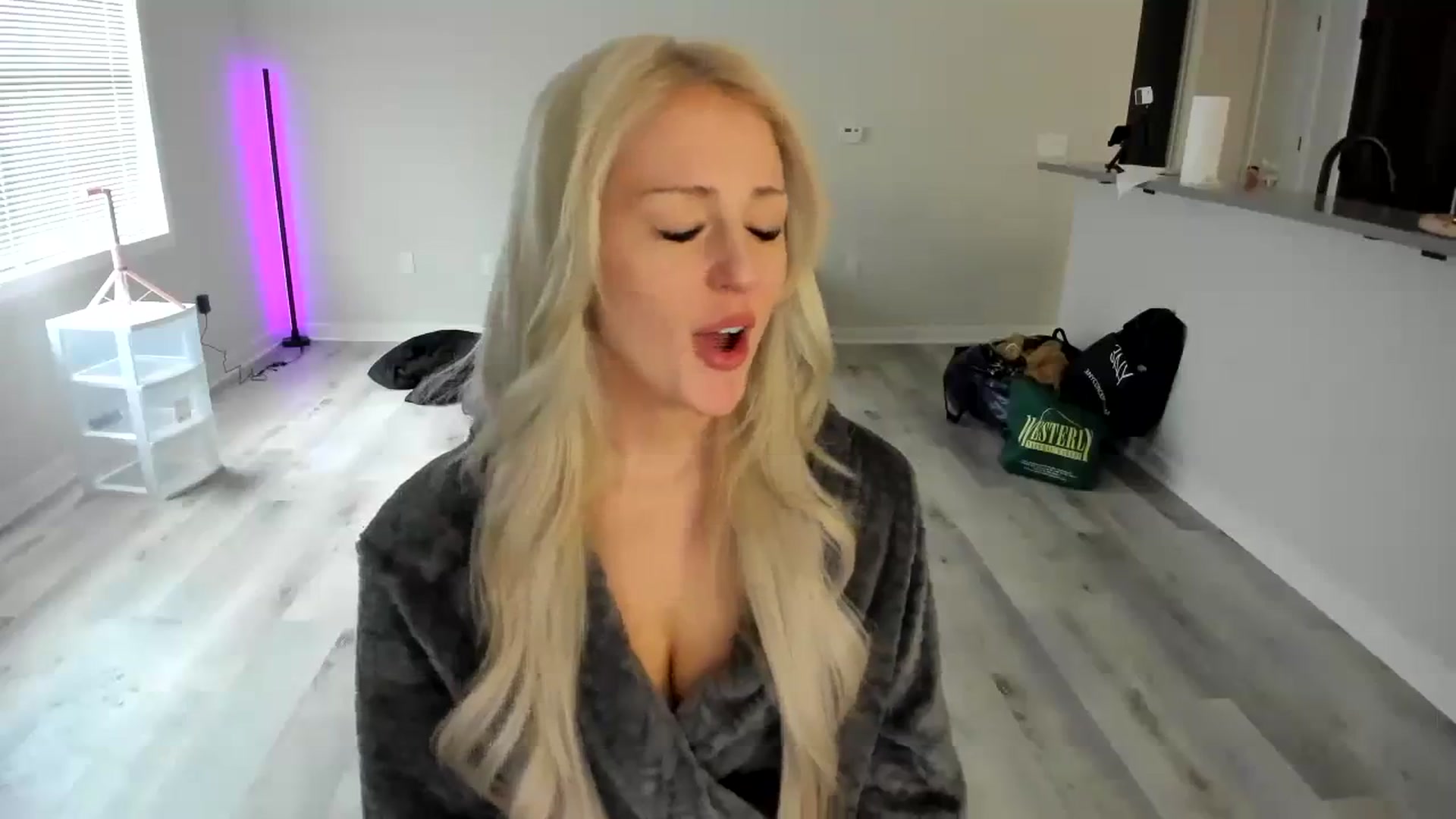 Gallery image thumbnail from Milk_Party's myfreecams stream on, 04/10/2024, 17:17 image 16 of 20