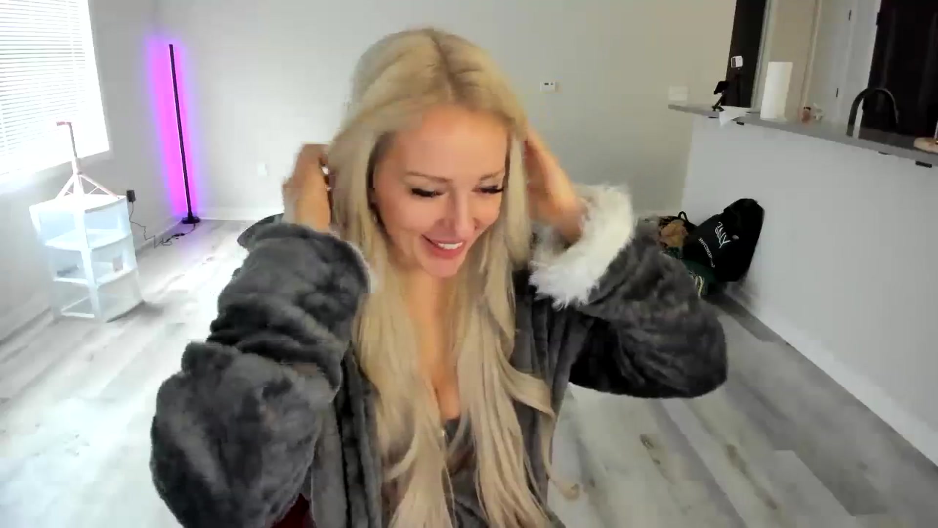 Gallery image thumbnail from Milk_Party's myfreecams stream on, 04/10/2024, 17:17 image 10 of 20