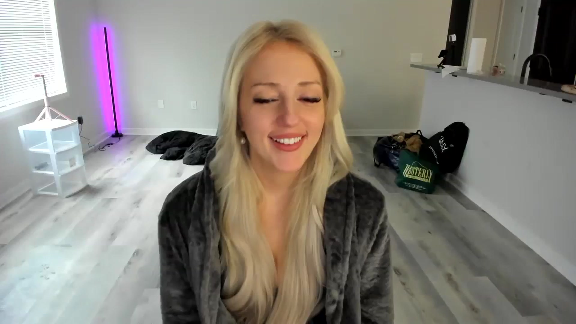 Gallery image thumbnail from Milk_Party's myfreecams stream on, 04/10/2024, 17:17 image 7 of 20