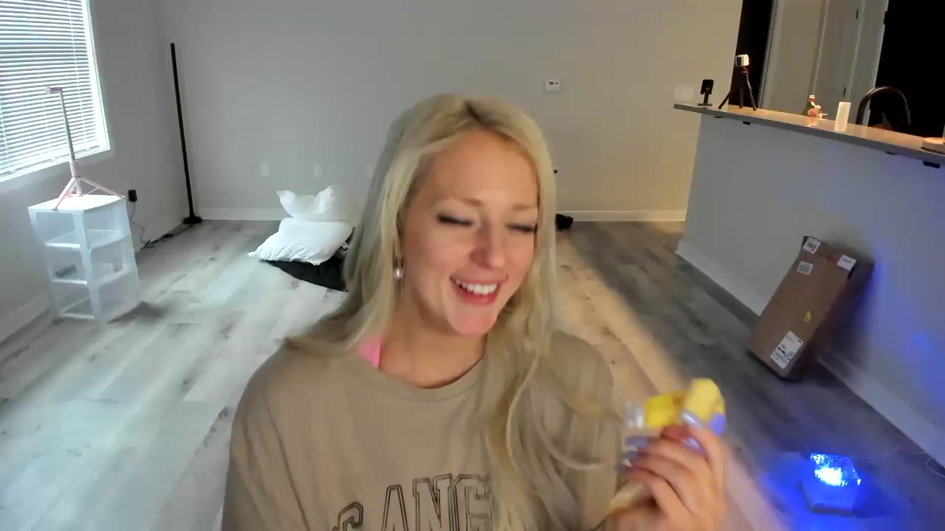 Gallery image thumbnail from Milk_Party's myfreecams stream on, 04/13/2024, 21:14 image 15 of 20