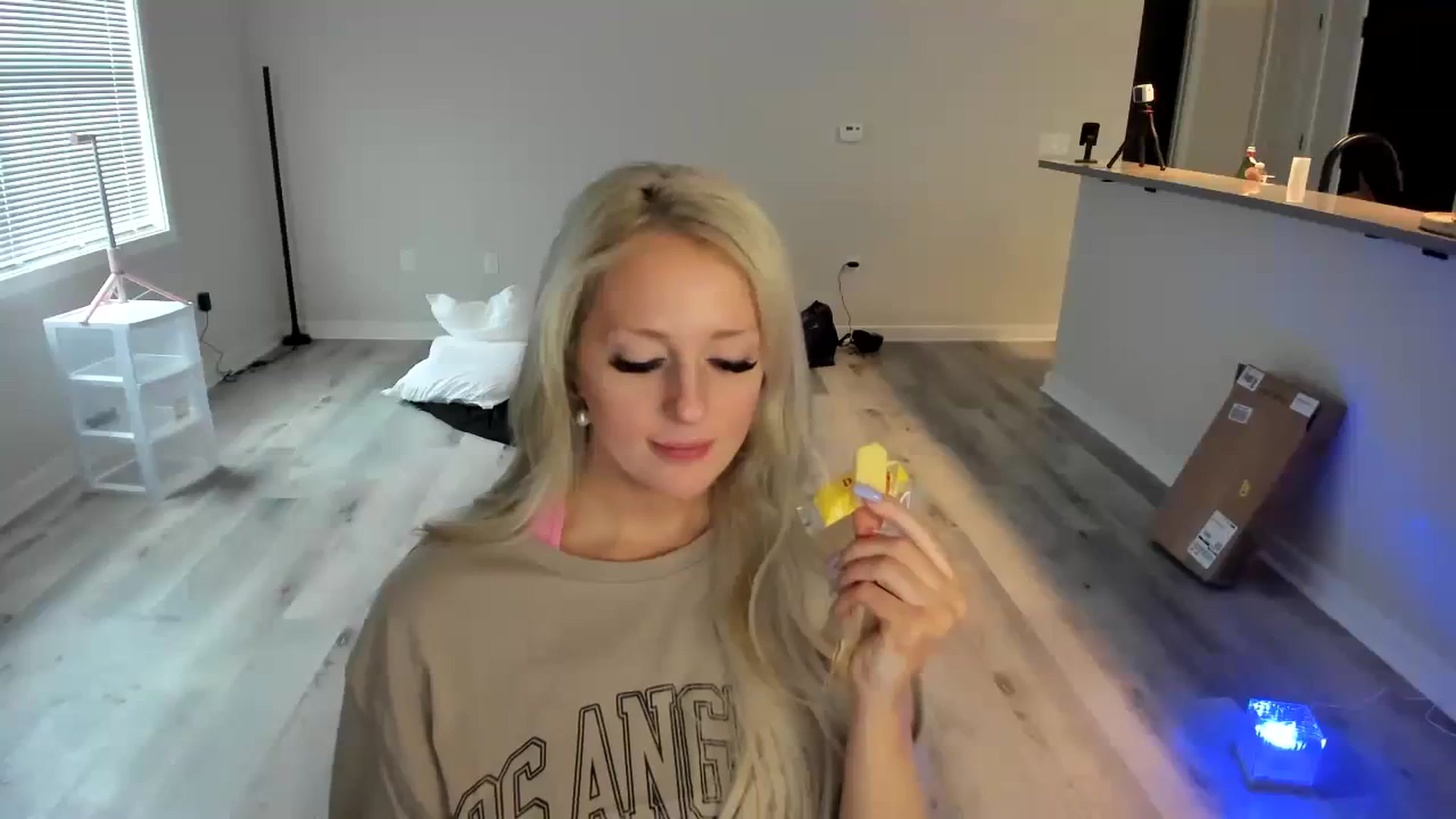 Gallery image thumbnail from Milk_Party's myfreecams stream on, 04/13/2024, 21:14 image 16 of 20