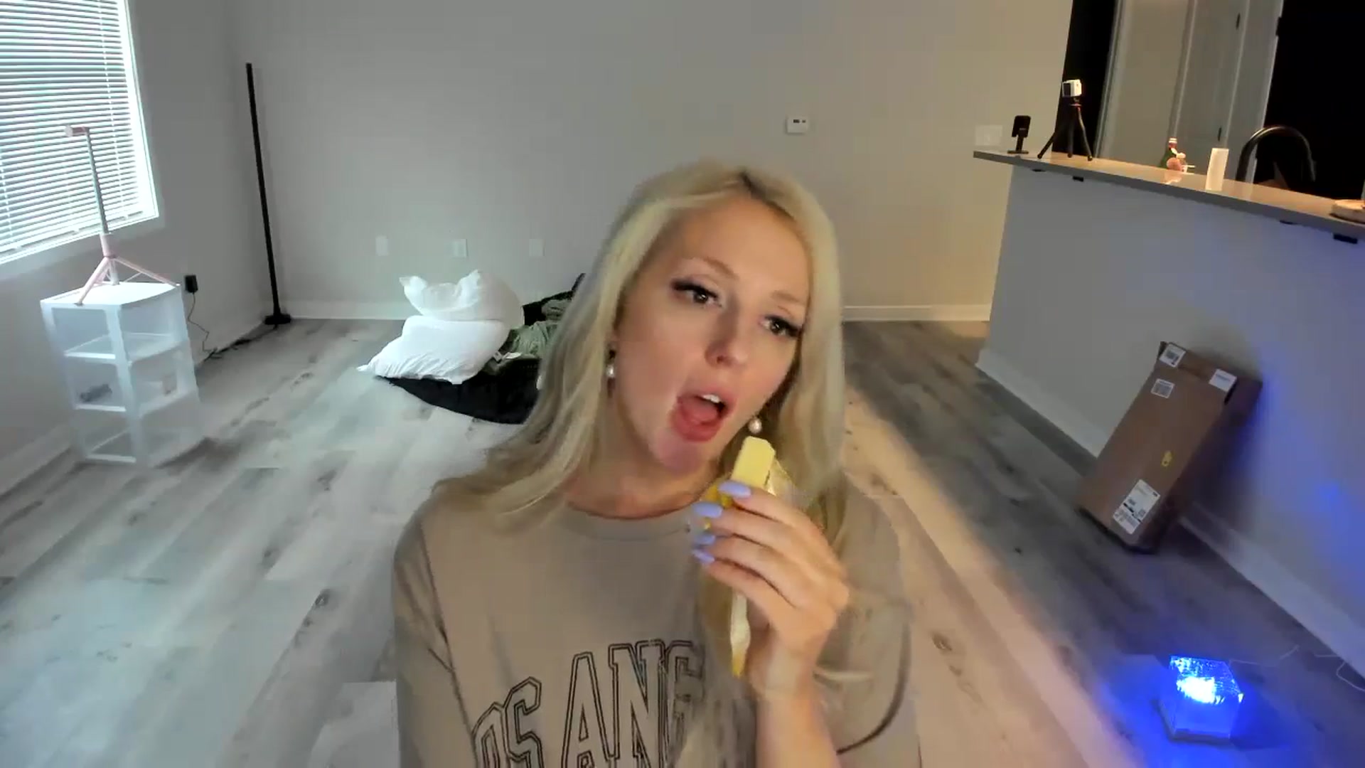 Gallery image thumbnail from Milk_Party's myfreecams stream on, 04/13/2024, 21:14 image 2 of 20