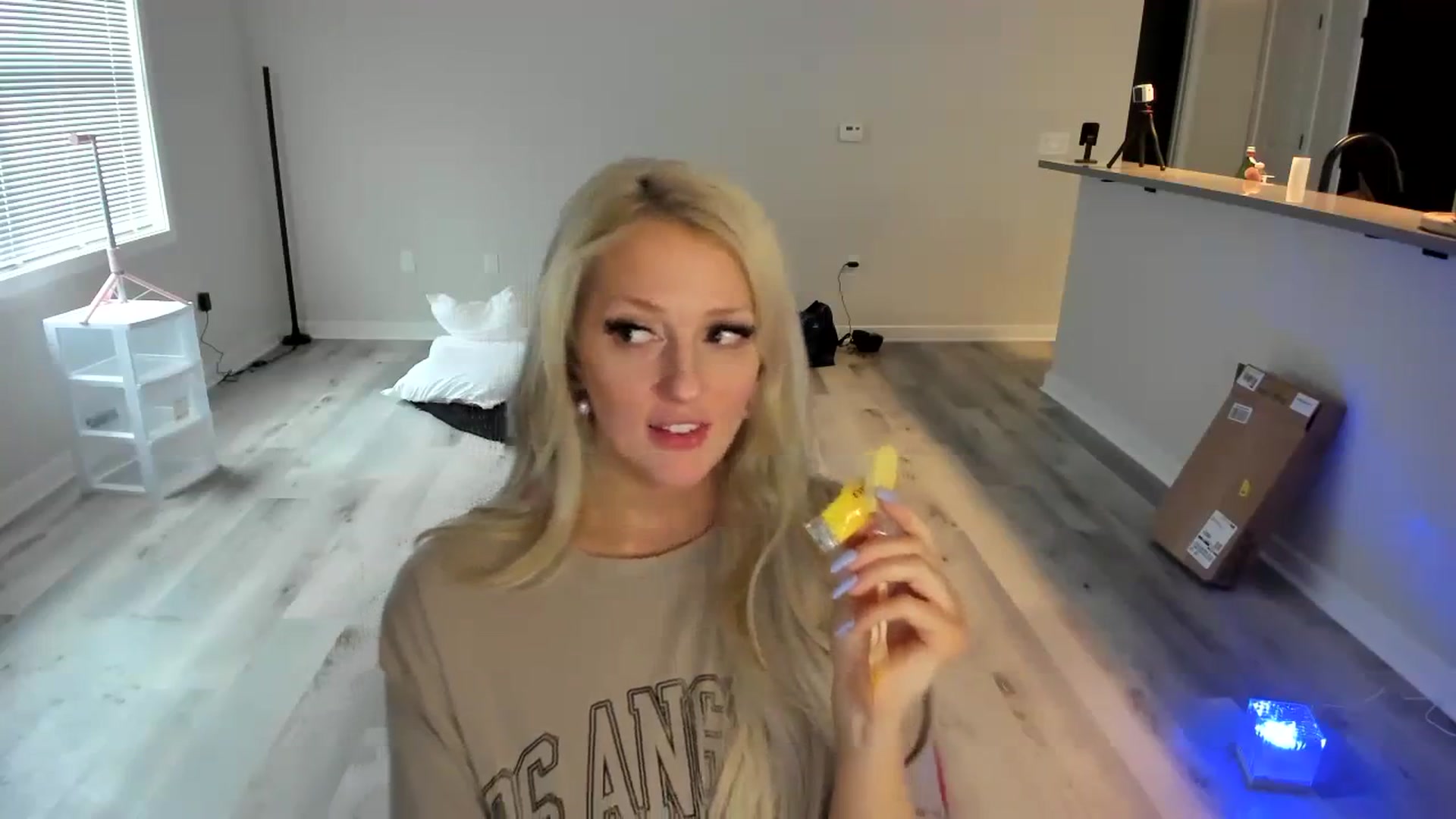 Gallery image thumbnail from Milk_Party's myfreecams stream on, 04/13/2024, 21:14 image 7 of 20