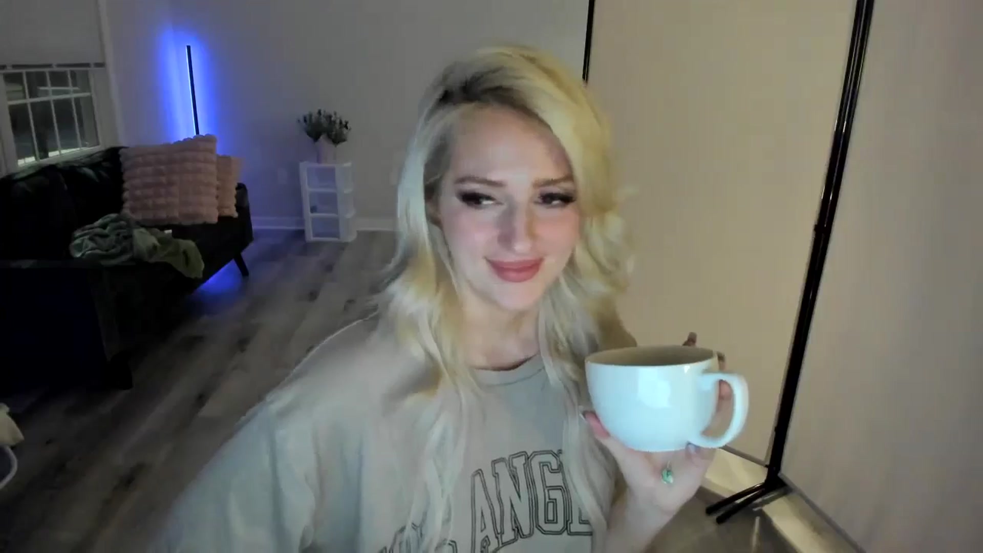 Gallery image thumbnail from Milk_Party's myfreecams stream on, 05/03/2024, 02:08 image 15 of 20