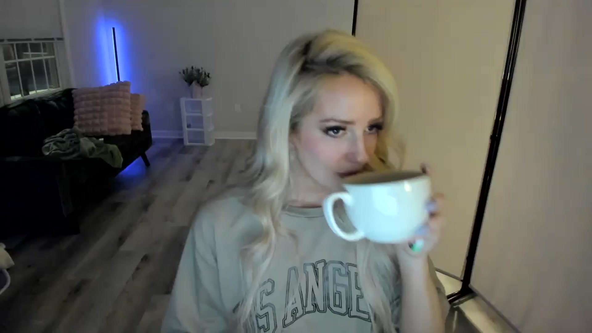 Gallery image thumbnail from Milk_Party's myfreecams stream on, 05/03/2024, 02:08 image 1 of 20