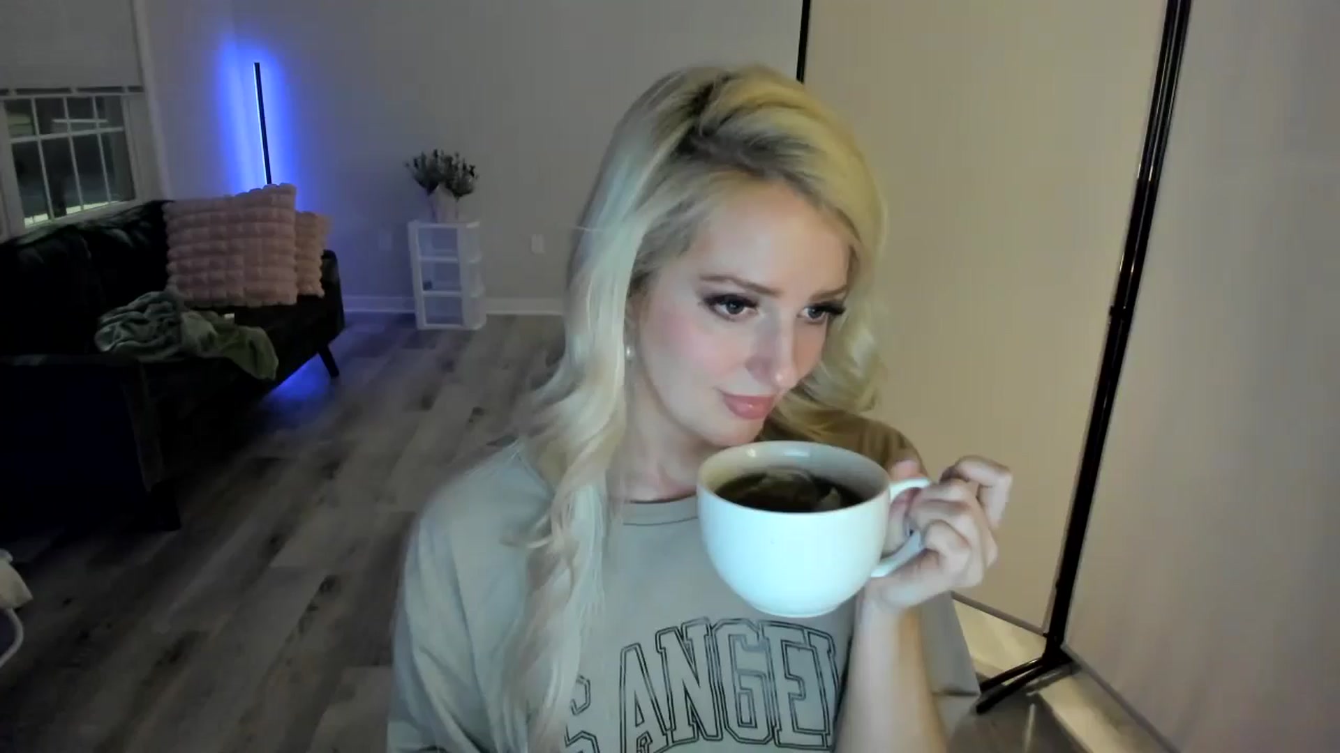 Gallery image thumbnail from Milk_Party's myfreecams stream on, 05/03/2024, 03:07 image 1 of 20