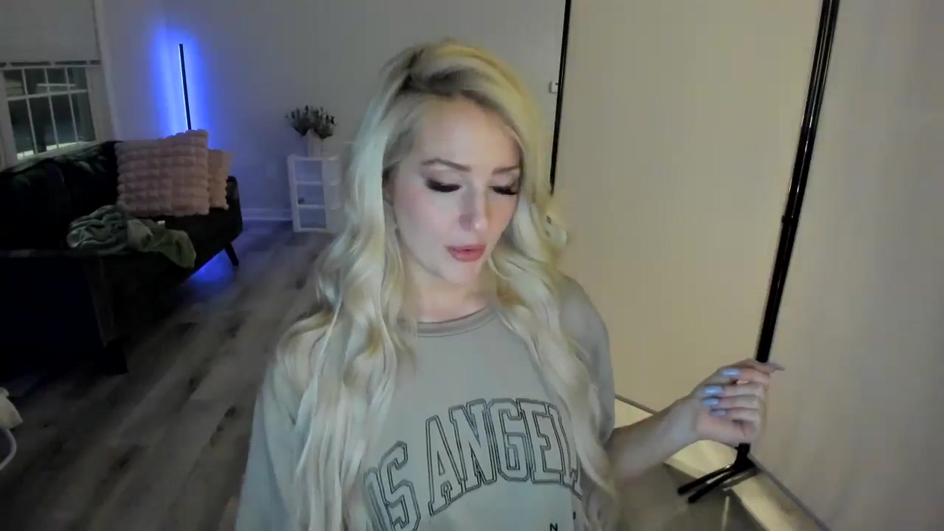 Gallery image thumbnail from Milk_Party's myfreecams stream on, 05/03/2024, 04:18 image 15 of 20
