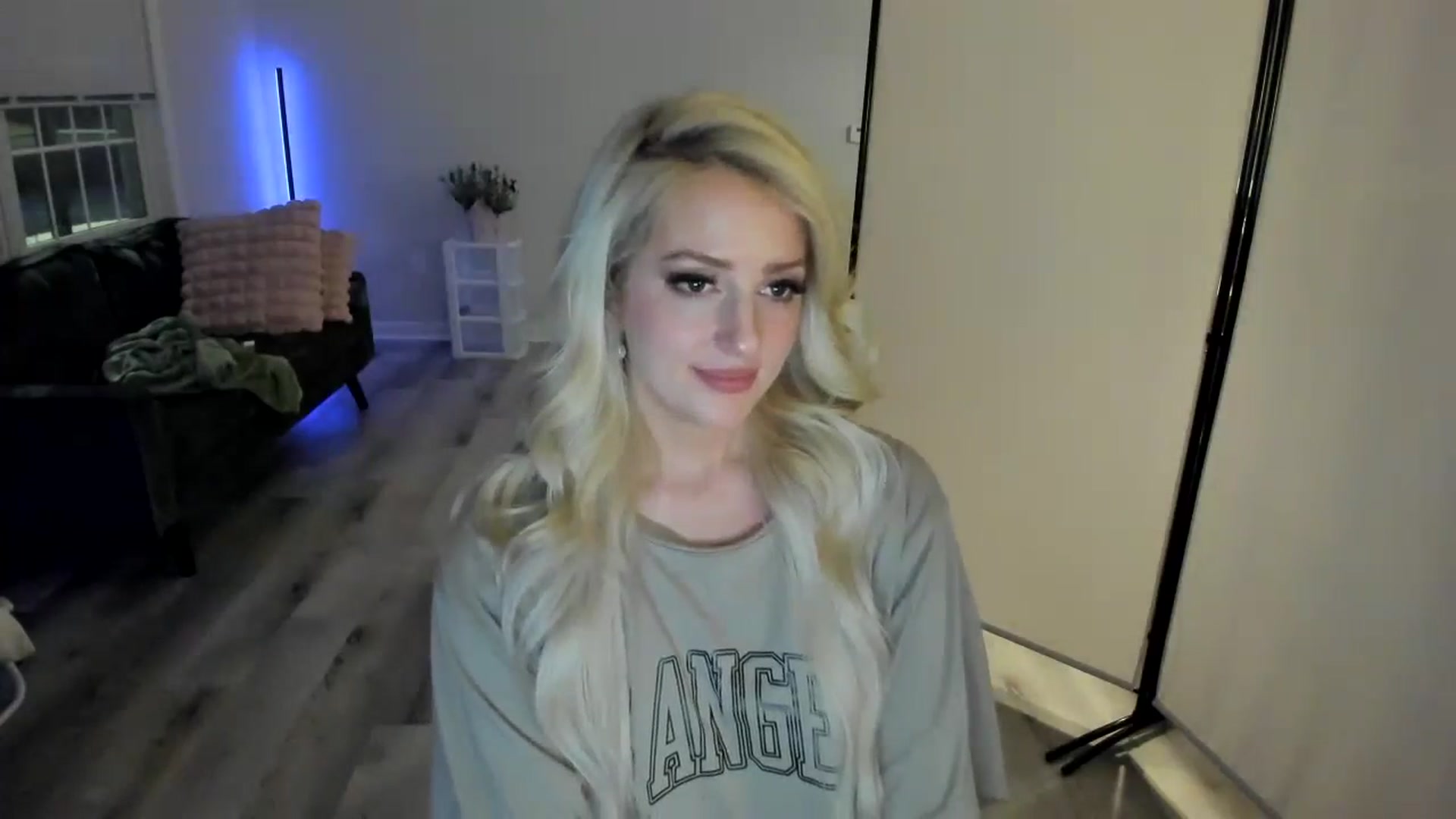 Gallery image thumbnail from Milk_Party's myfreecams stream on, 05/03/2024, 05:08 image 2 of 20