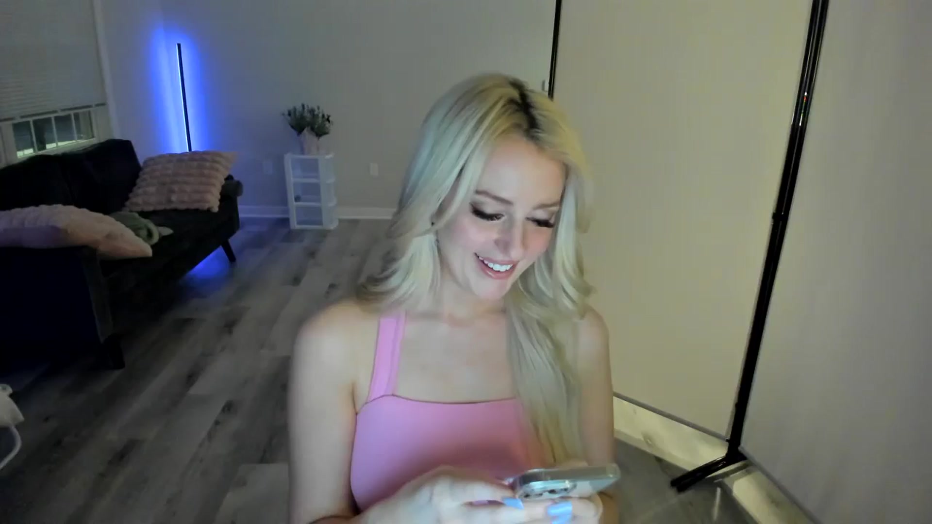 Gallery image thumbnail from Milk_Party's myfreecams stream on, 05/04/2024, 02:41 image 4 of 20
