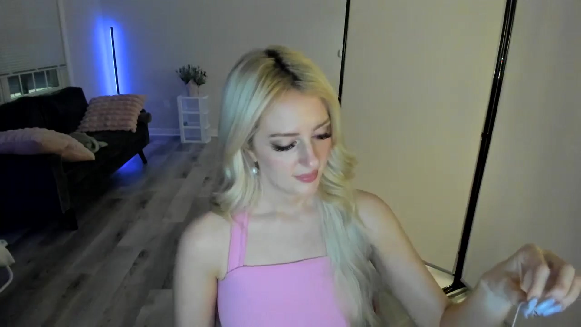 Gallery image thumbnail from Milk_Party's myfreecams stream on, 05/04/2024, 04:53 image 16 of 20