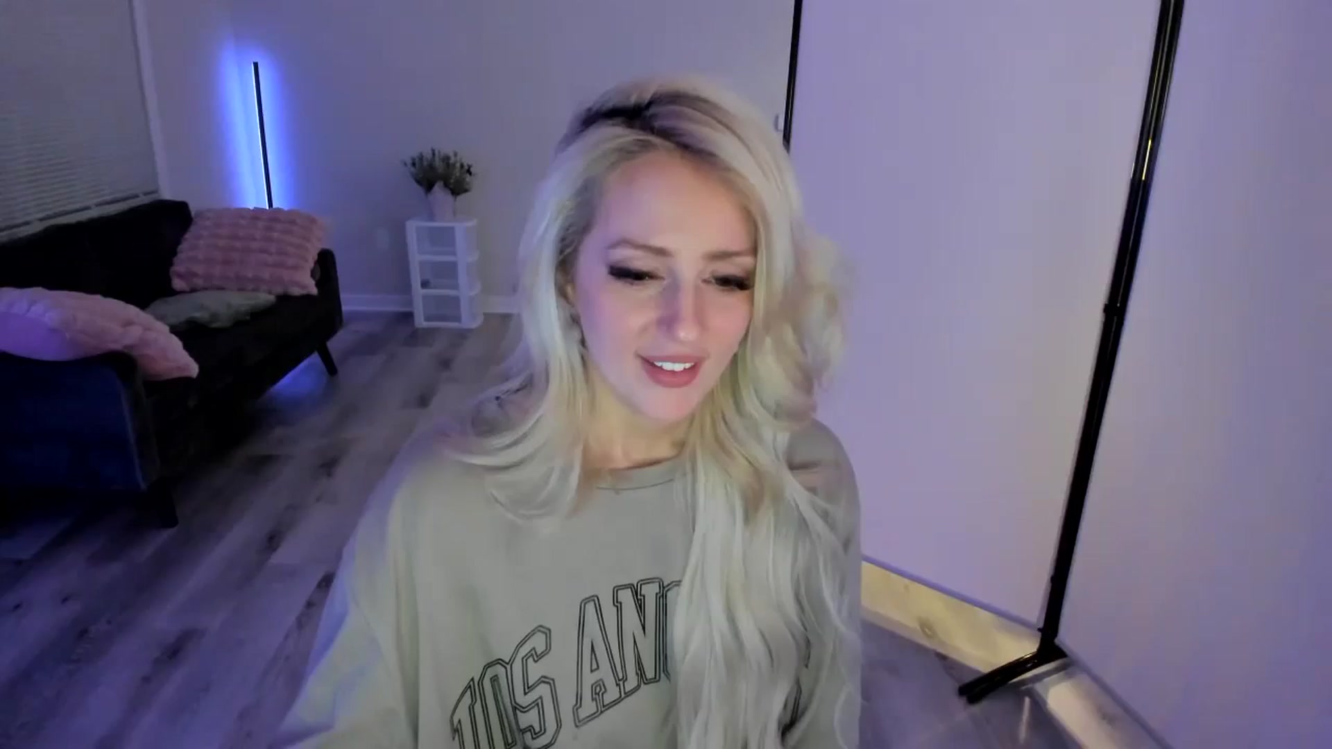 Gallery image thumbnail from Milk_Party's myfreecams stream on, 05/05/2024, 06:21 image 18 of 20