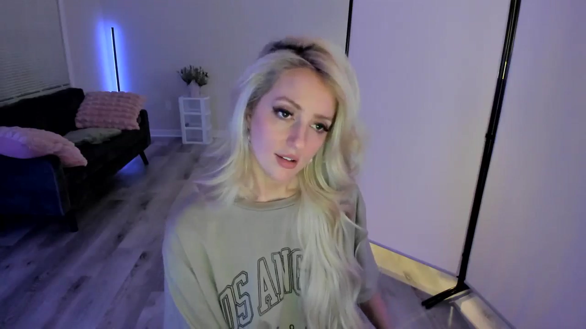 Gallery image thumbnail from Milk_Party's myfreecams stream on, 05/05/2024, 06:21 image 15 of 20