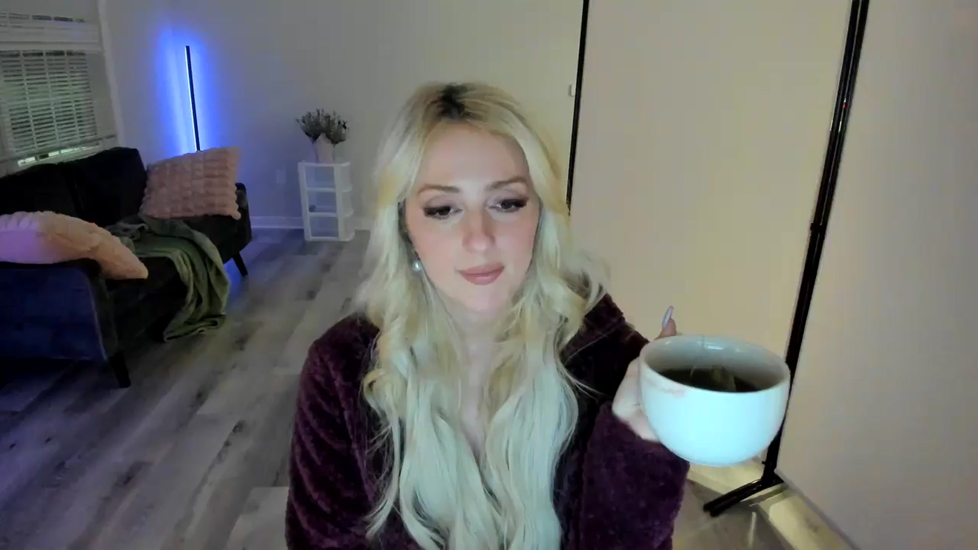 Gallery image thumbnail from Milk_Party's myfreecams stream on, 05/07/2024, 01:03 image 16 of 20