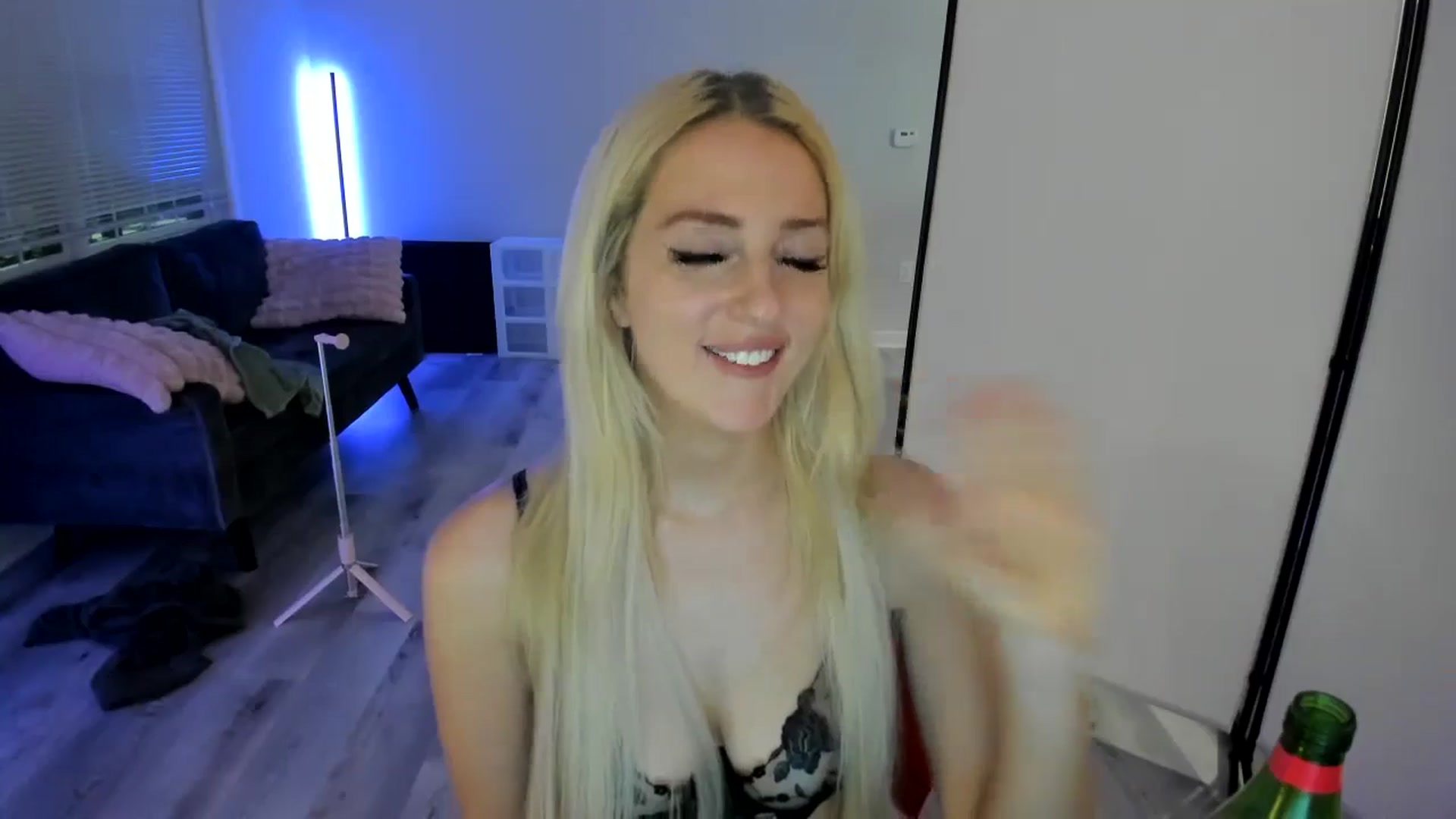 Gallery image thumbnail from Milk_Party's myfreecams stream on, 06/04/2024, 04:41 image 14 of 20