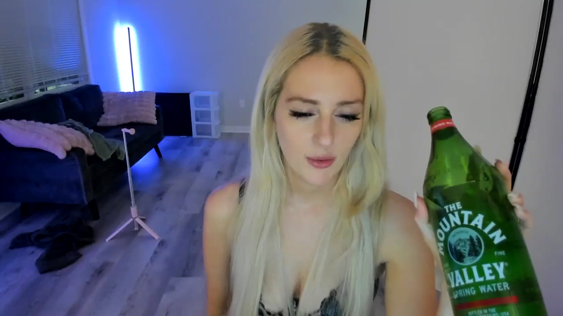 Gallery image thumbnail from Milk_Party's myfreecams stream on, 06/04/2024, 05:52 image 10 of 20