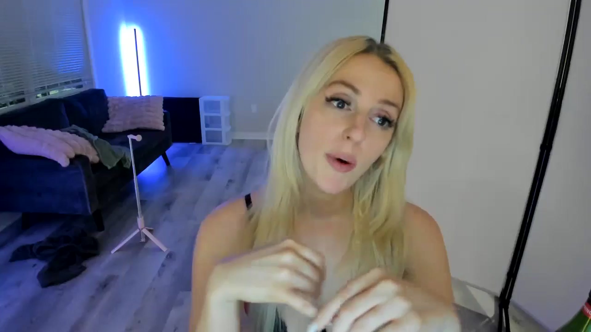 Gallery image thumbnail from Milk_Party's myfreecams stream on, 06/04/2024, 07:08 image 17 of 20