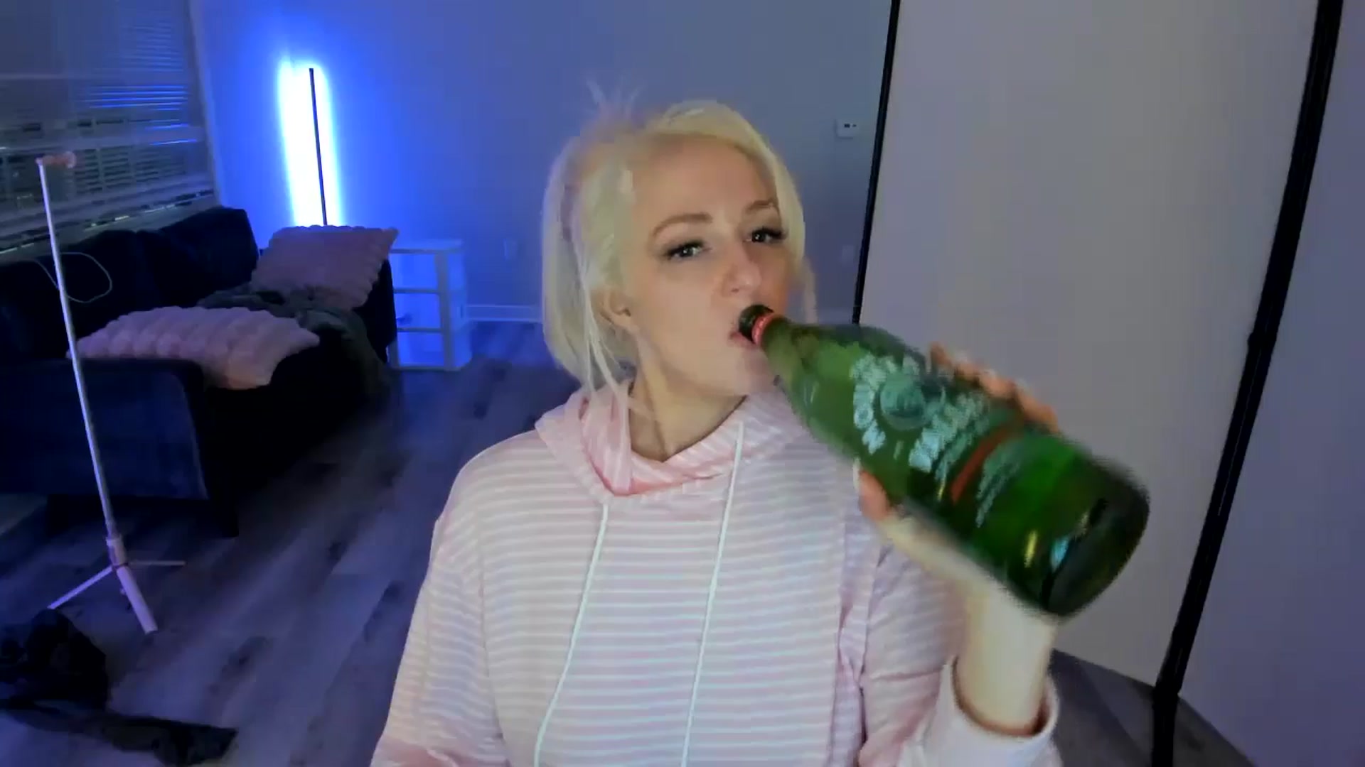 Gallery image thumbnail from Milk_Party's myfreecams stream on, 06/16/2024, 04:37 image 8 of 20