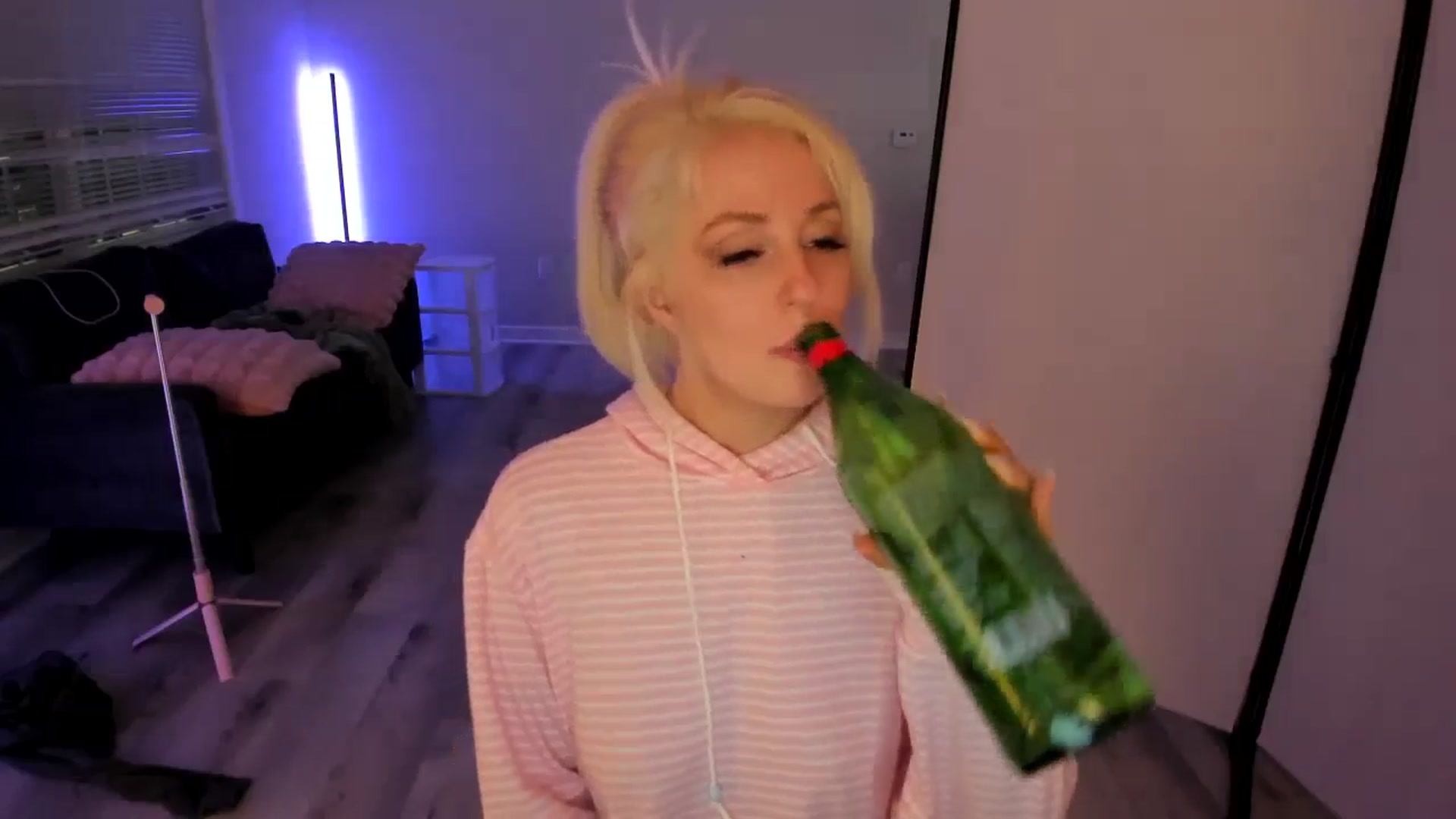 Gallery image thumbnail from Milk_Party's myfreecams stream on, 06/16/2024, 05:31 image 6 of 20