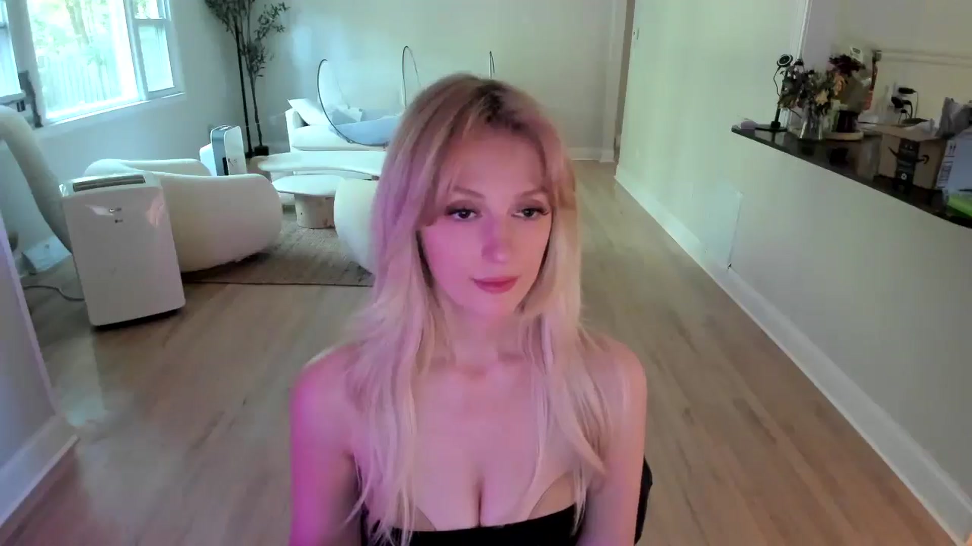 Gallery image thumbnail from Milk_Party's myfreecams stream on, 07/04/2025, 20:25 image 15 of 20