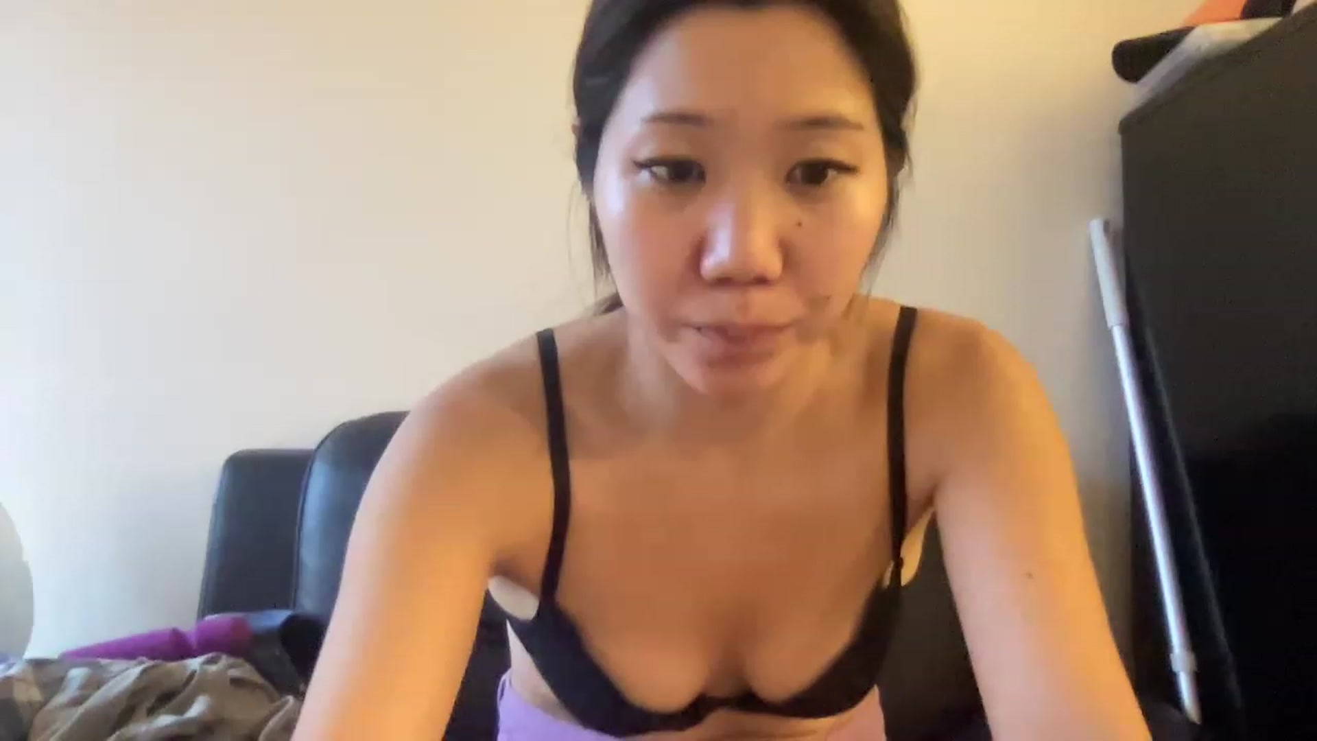 Gallery image thumbnail from Milknuts's myfreecams stream on, 12/15/2022, 20:00 image 17 of 20