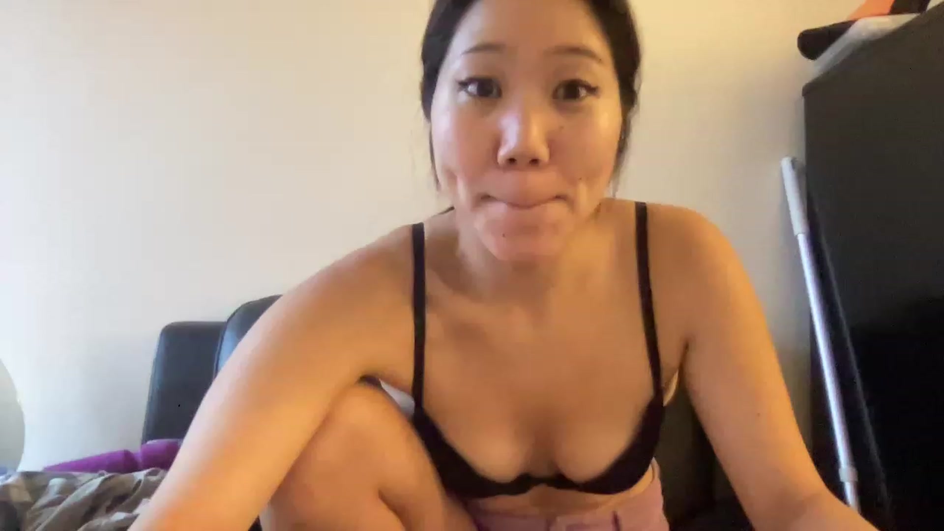 Gallery image thumbnail from Milknuts's myfreecams stream on, 12/15/2022, 20:00 image 16 of 20
