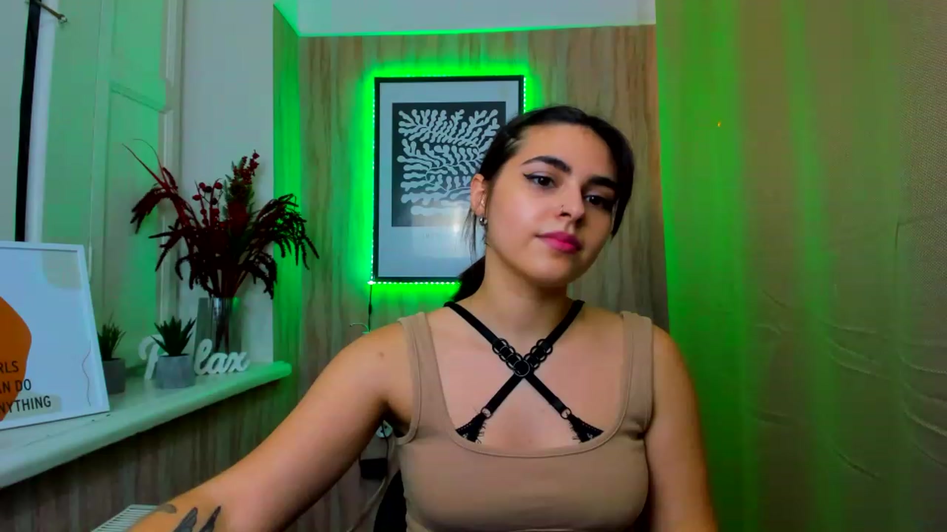 Gallery image thumbnail from MillaGold's myfreecams stream on, 12/27/2022, 17:15 image 19 of 20