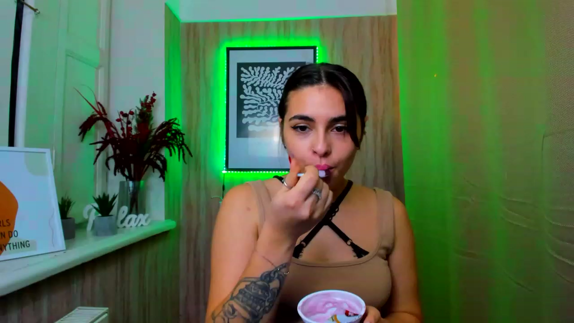 Gallery image thumbnail from MillaGold's myfreecams stream on, 12/27/2022, 17:15 image 9 of 20