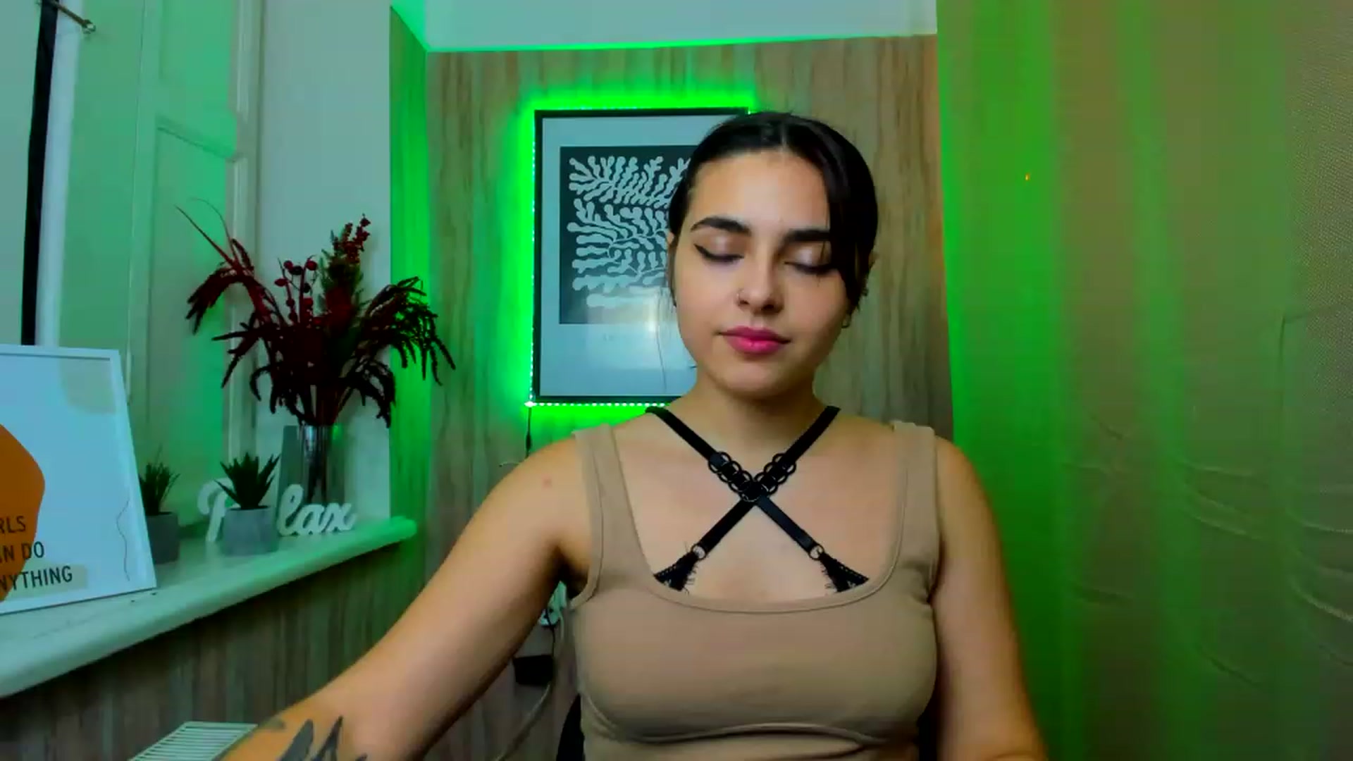 Gallery image thumbnail from MillaGold's myfreecams stream on, 12/27/2022, 17:15 image 5 of 20