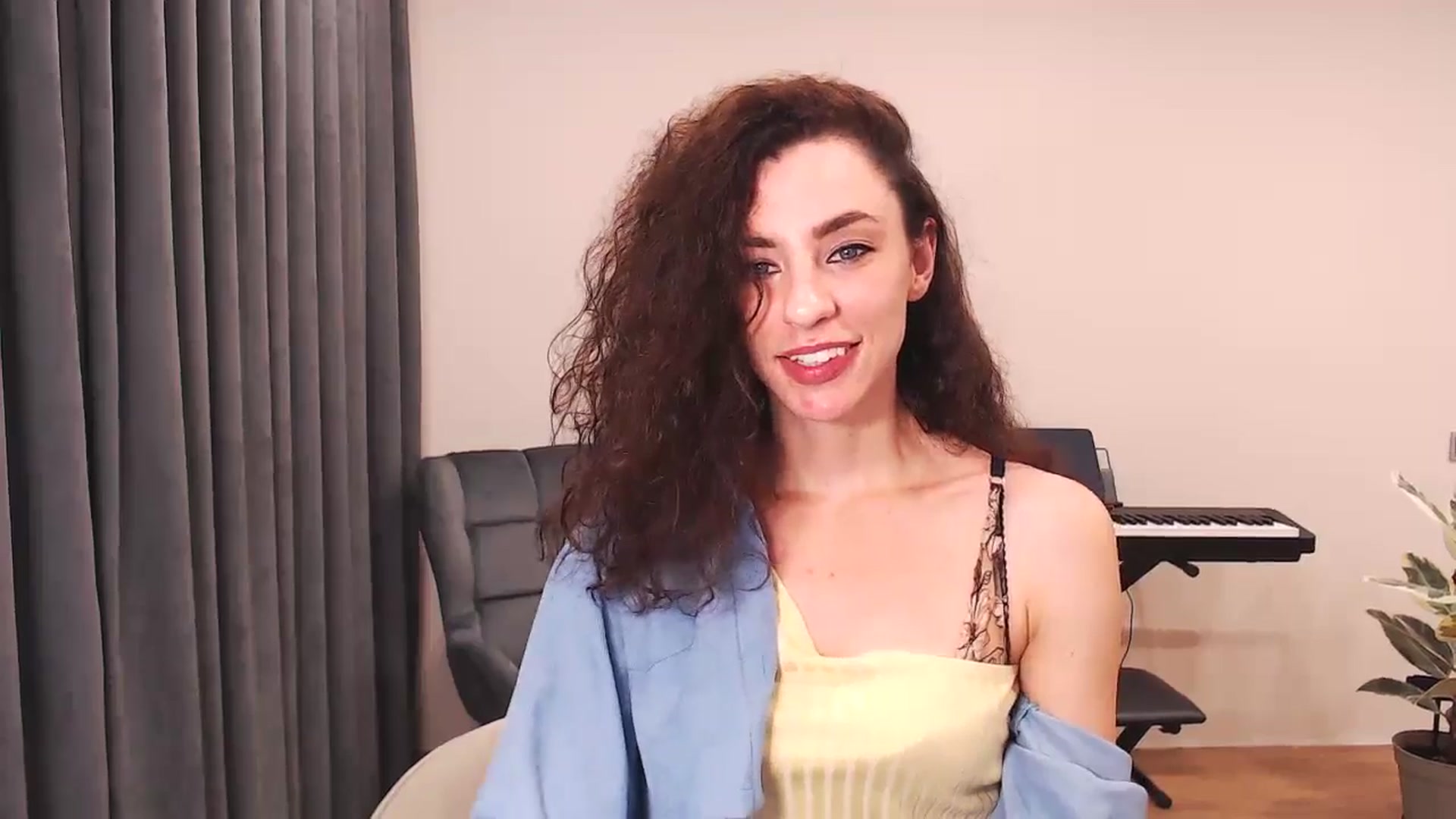 Gallery image thumbnail from Millla_Mi's myfreecams stream on, 06/16/2024, 19:06 image 11 of 20