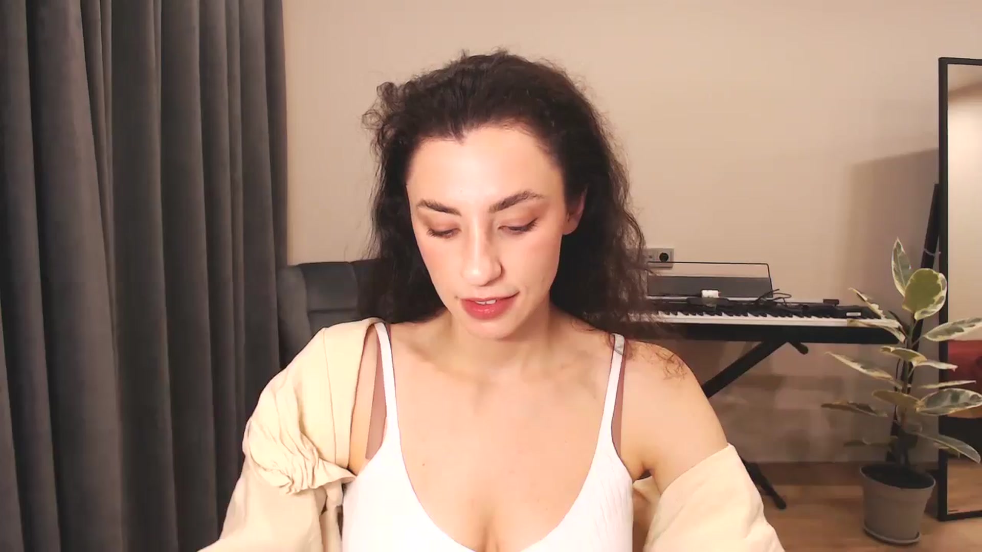 Gallery image thumbnail from Millla_Mi's myfreecams stream on, 11/19/2024, 18:03 image 19 of 20
