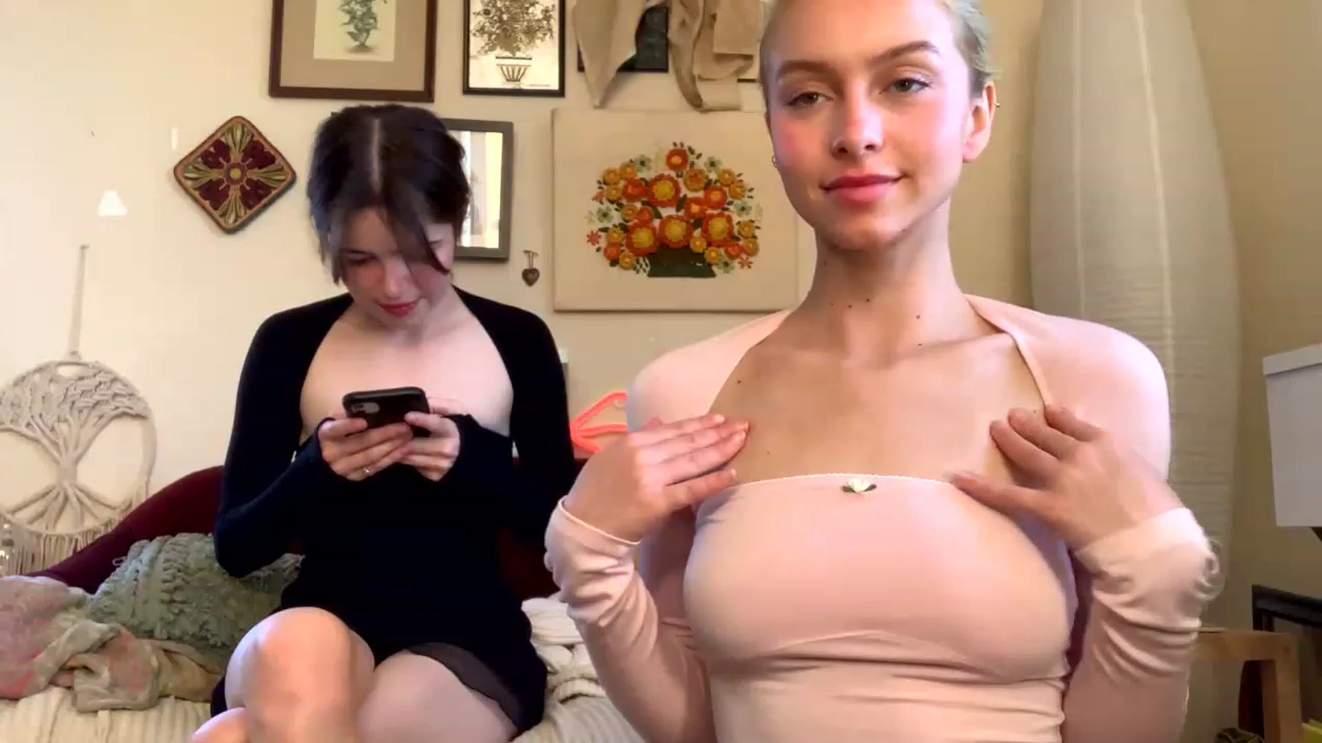 Gallery image thumbnail from MimiCarr's myfreecams stream on, 06/09/2023, 03:24 image 4 of 20
