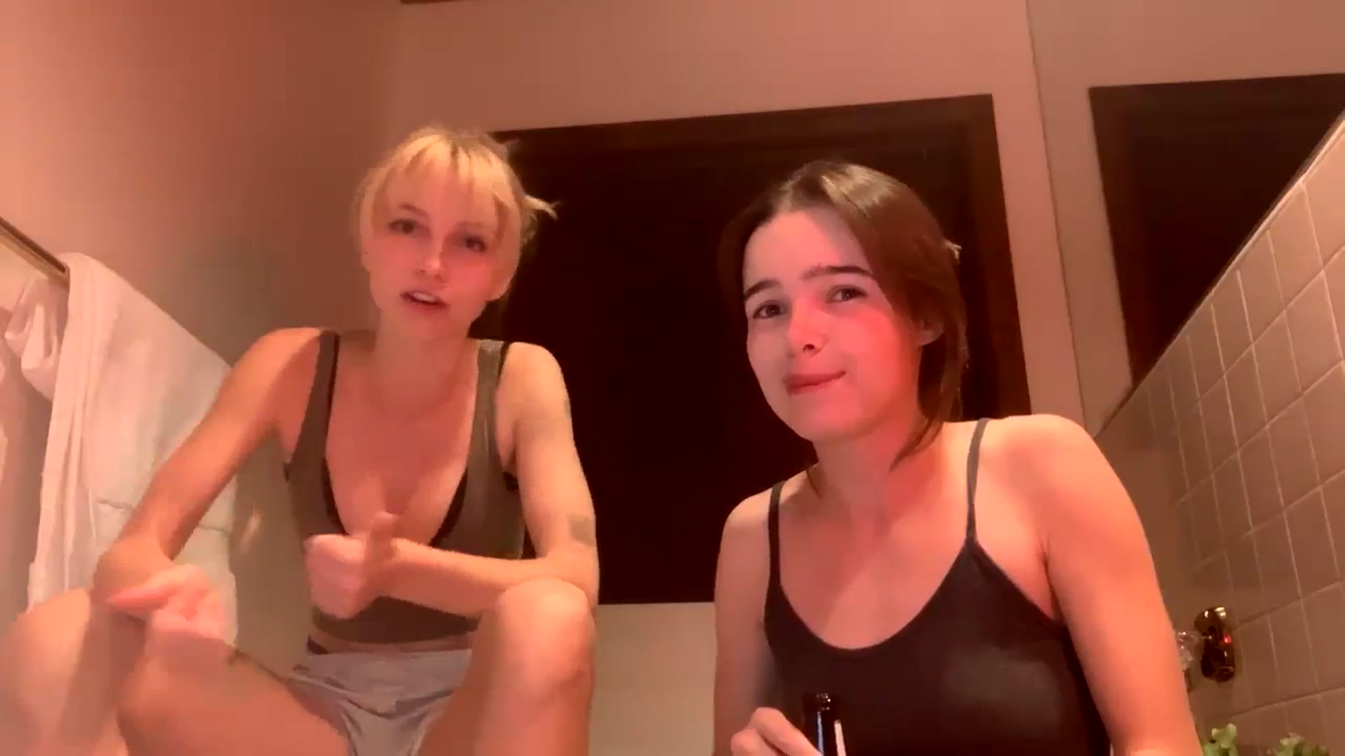 Gallery image thumbnail from MimiCarr's myfreecams stream on, 11/03/2023, 04:15 image 12 of 20