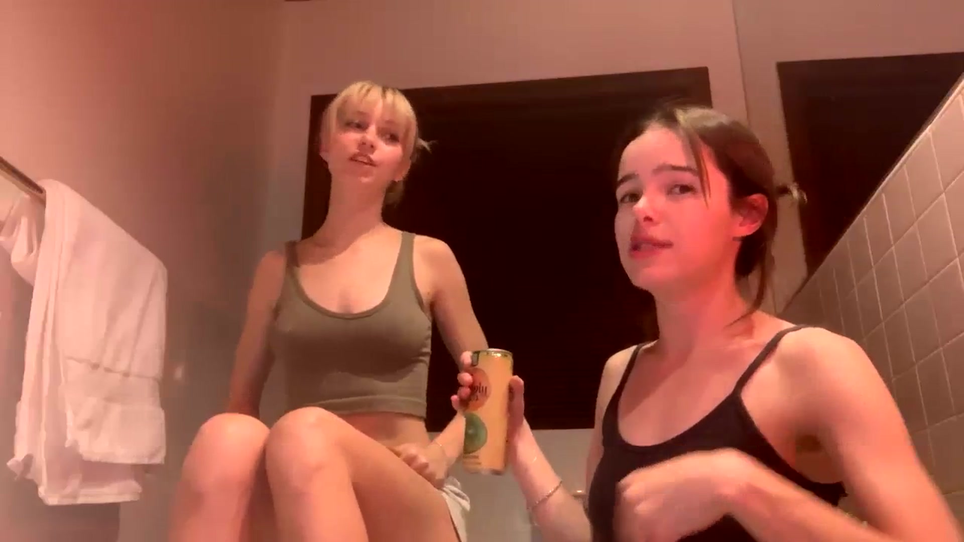 Gallery image thumbnail from MimiCarr's myfreecams stream on, 11/03/2023, 04:15 image 15 of 20