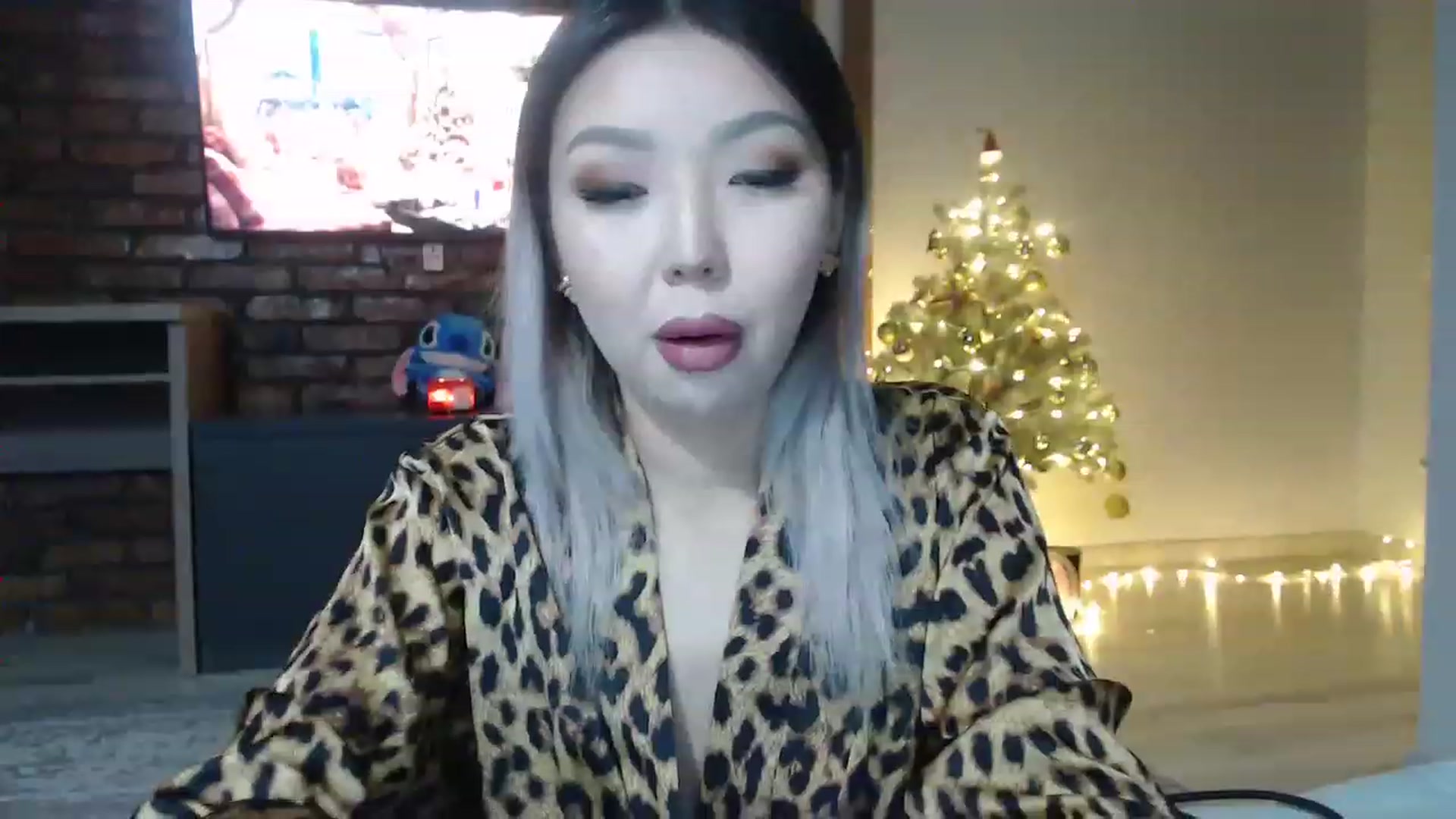 Gallery image thumbnail from MinggLee_'s myfreecams stream on, 12/26/2022, 17:57 image 12 of 20