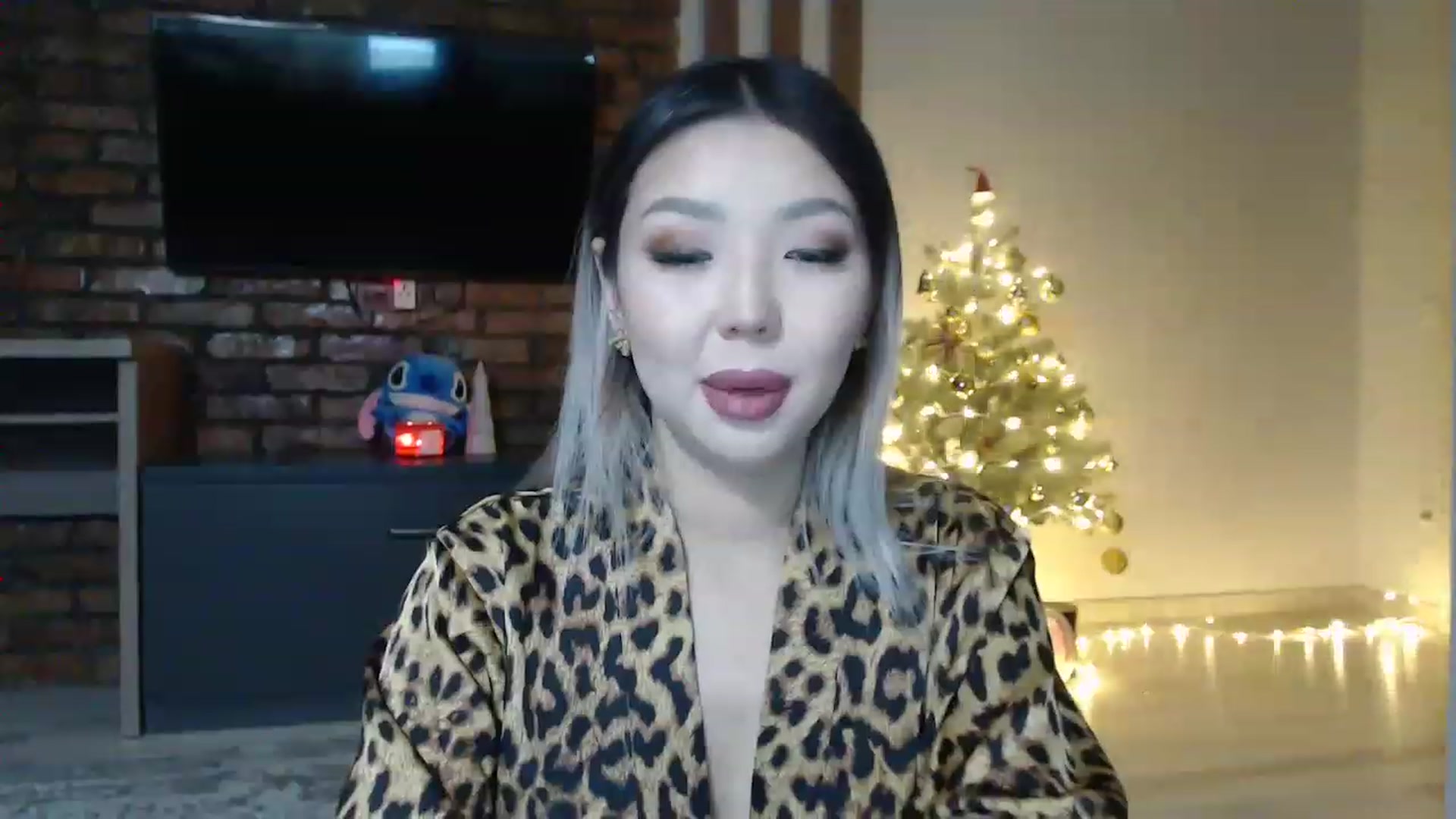 Gallery image thumbnail from MinggLee_'s myfreecams stream on, 12/26/2022, 18:58 image 17 of 20
