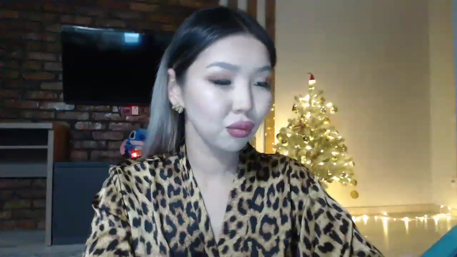 Gallery image thumbnail from MinggLee_'s myfreecams stream on, 12/26/2022, 18:58 image 12 of 20