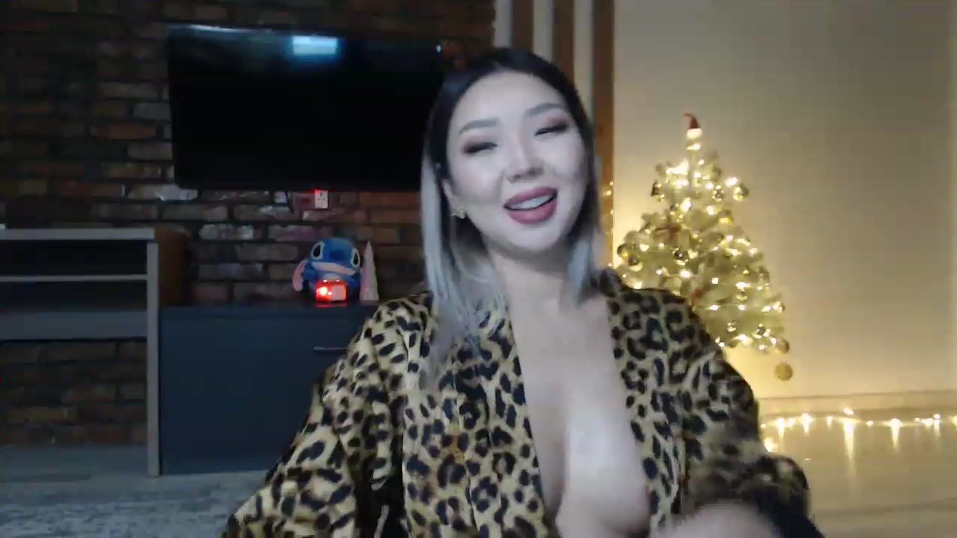 Gallery image thumbnail from MinggLee_'s myfreecams stream on, 12/26/2022, 18:58 image 4 of 20