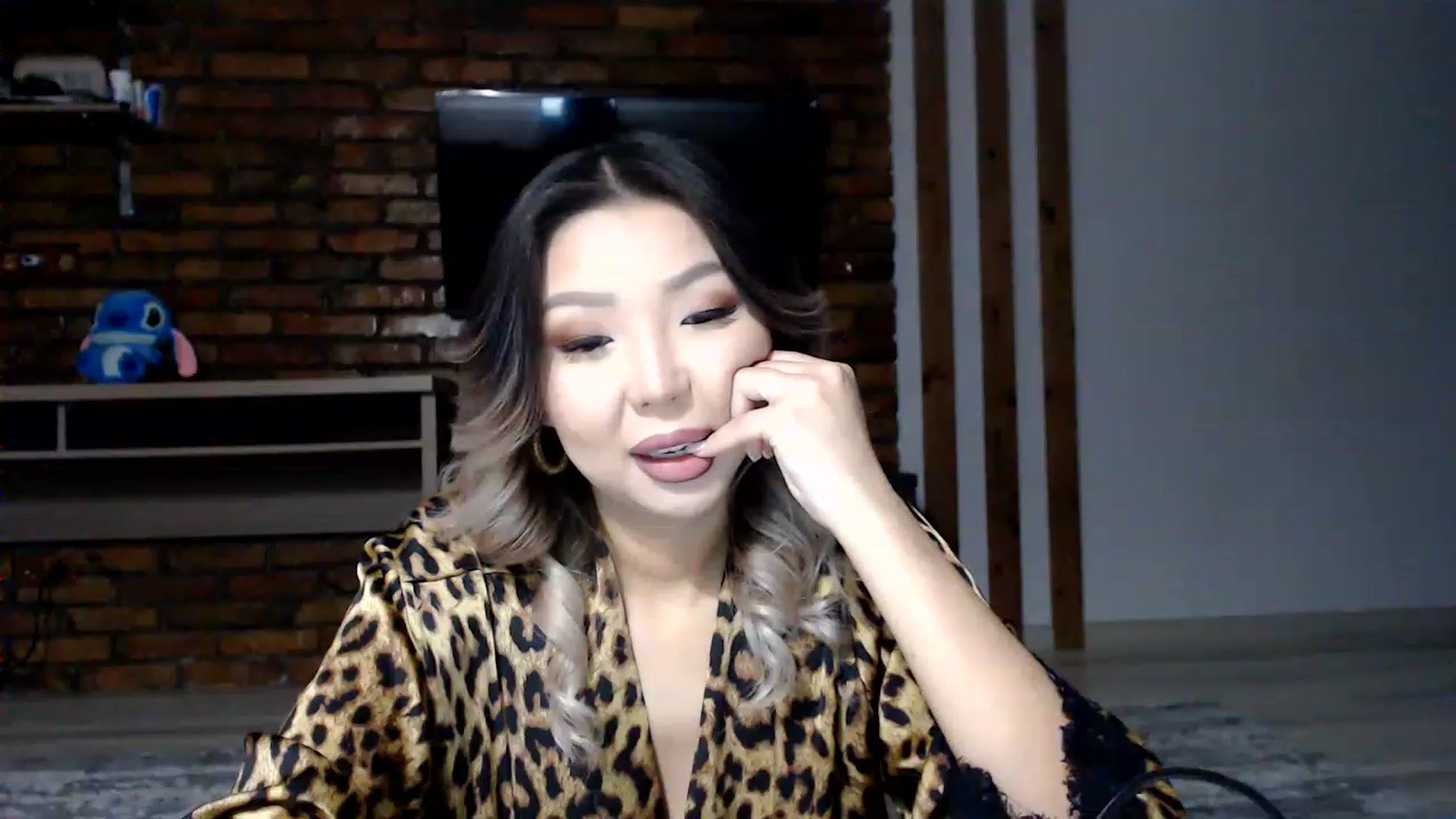 Gallery image thumbnail from MinggLee_'s myfreecams stream on, 01/31/2023, 18:09 image 14 of 20