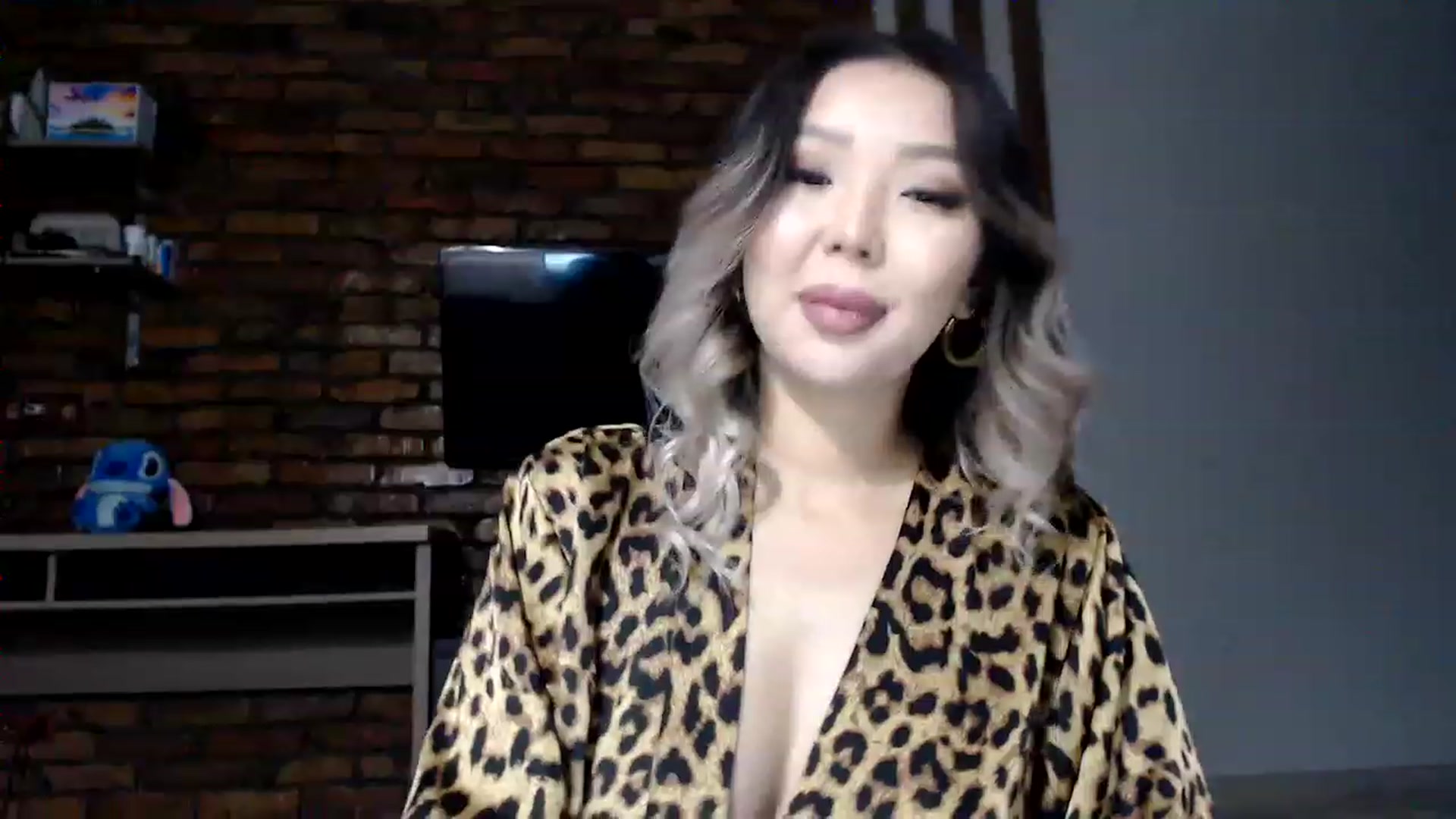 Gallery image thumbnail from MinggLee_'s myfreecams stream on, 01/31/2023, 18:09 image 17 of 20