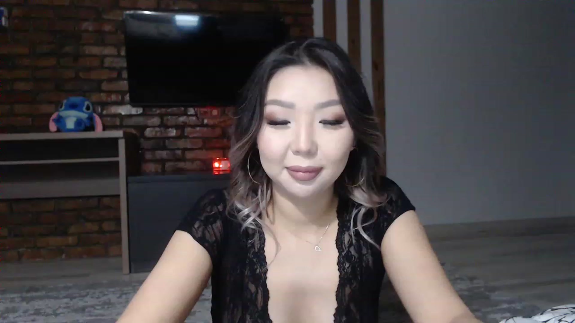 Gallery image thumbnail from MinggLee_'s myfreecams stream on, 02/13/2023, 17:23 image 16 of 20